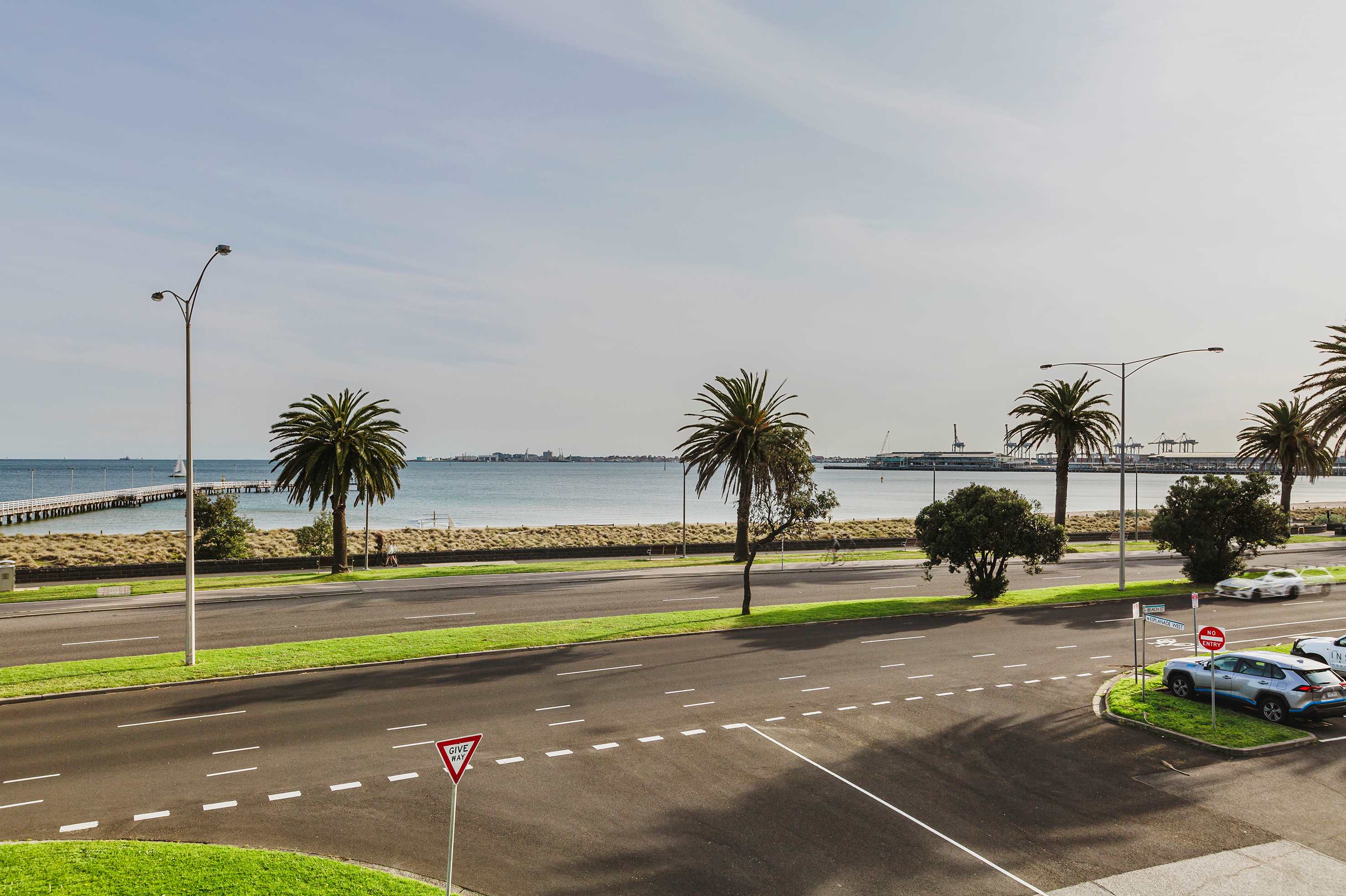 2 bedroom Beachfront Escape on prestigious Beach Street, Port Melbourne - Foto 1