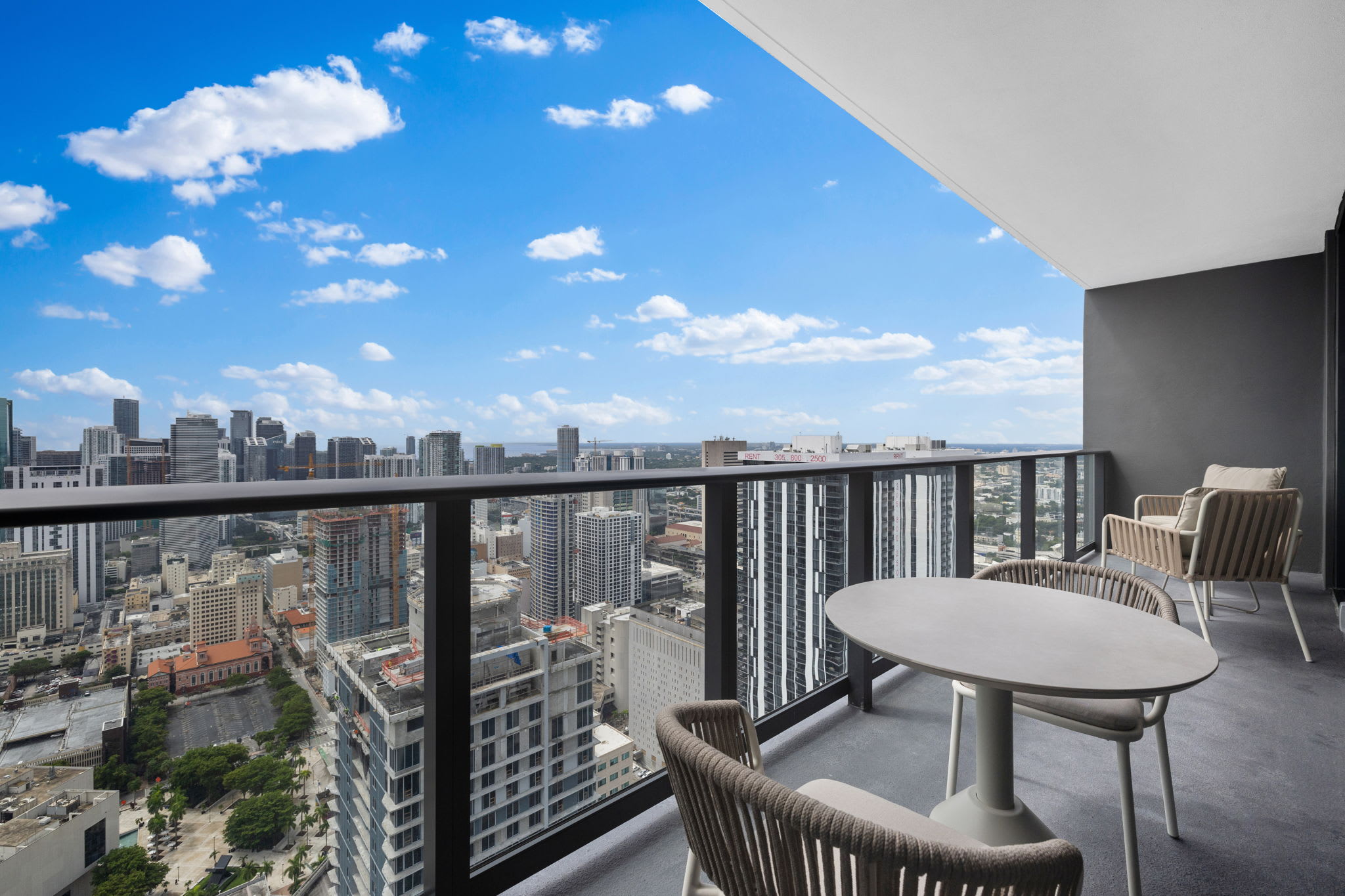 Stunning 1BR Downtown - Pool & Spa - Skyline View