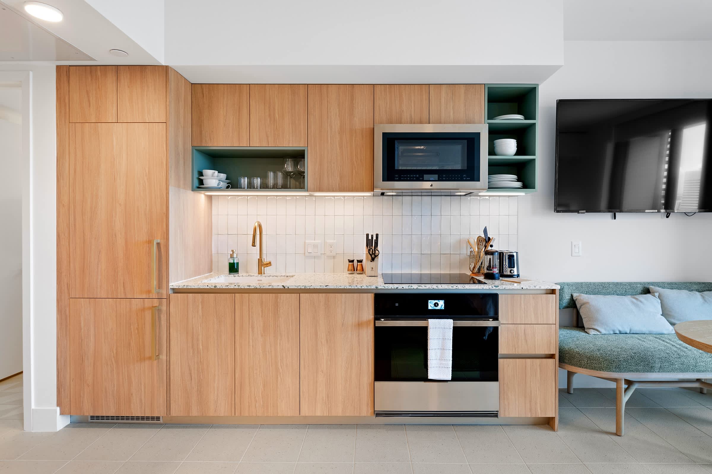 Stylish Studio w Stunning City Views in Downtown