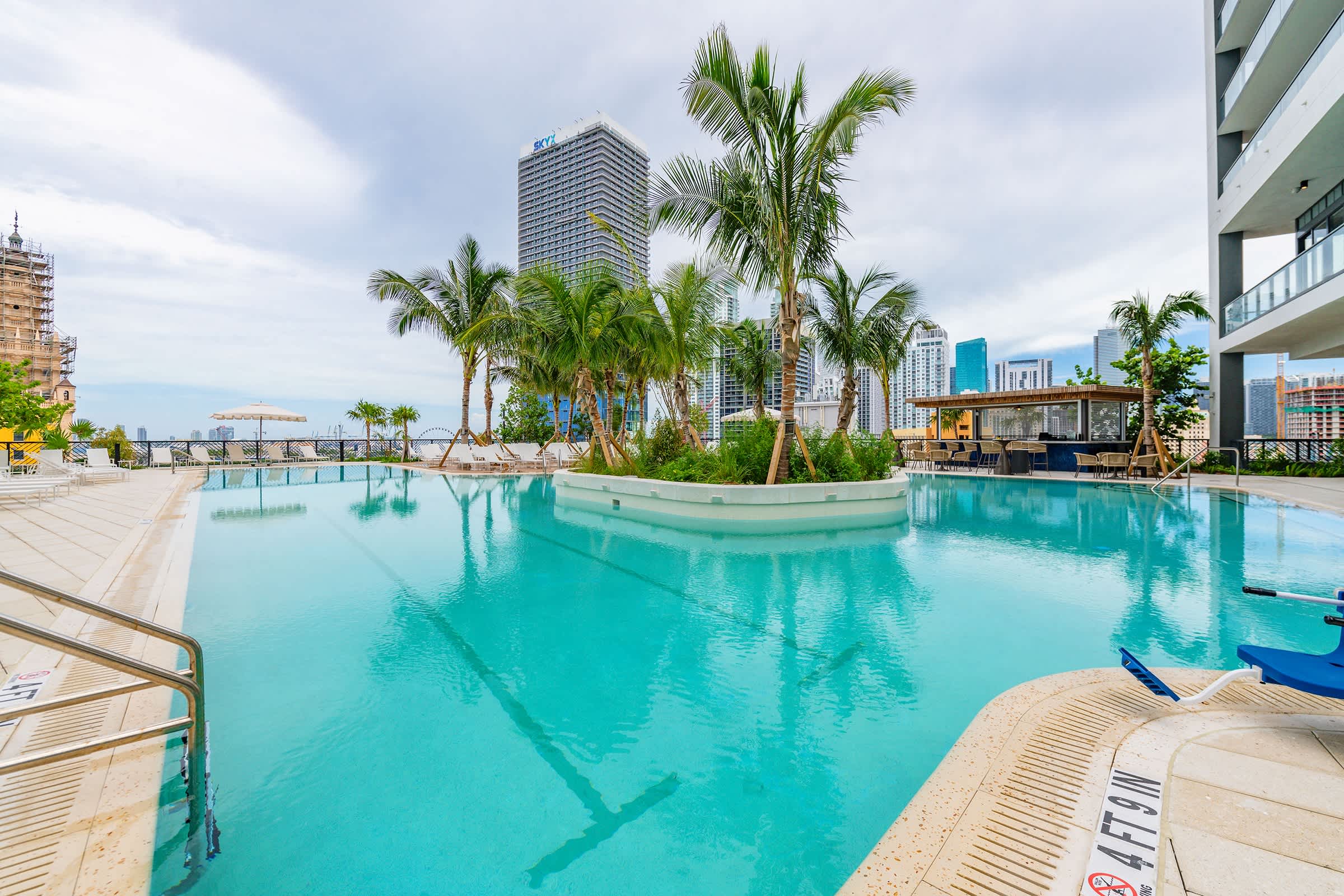 Stylish Studio w Stunning City Views in Downtown