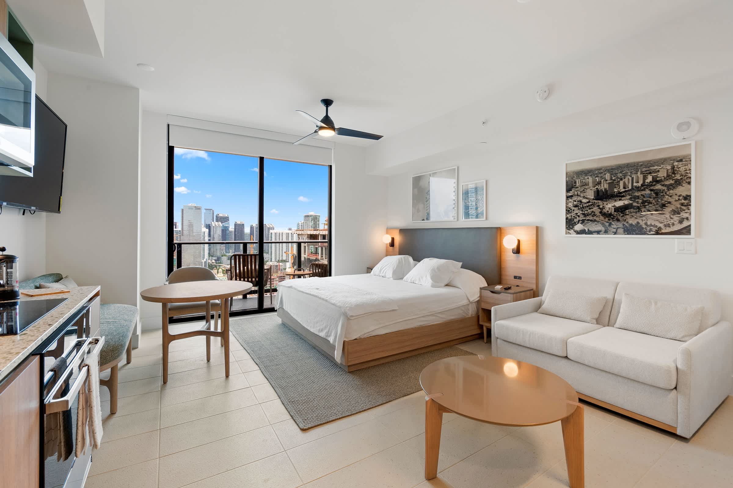 Stylish Studio w Stunning City Views in Downtown