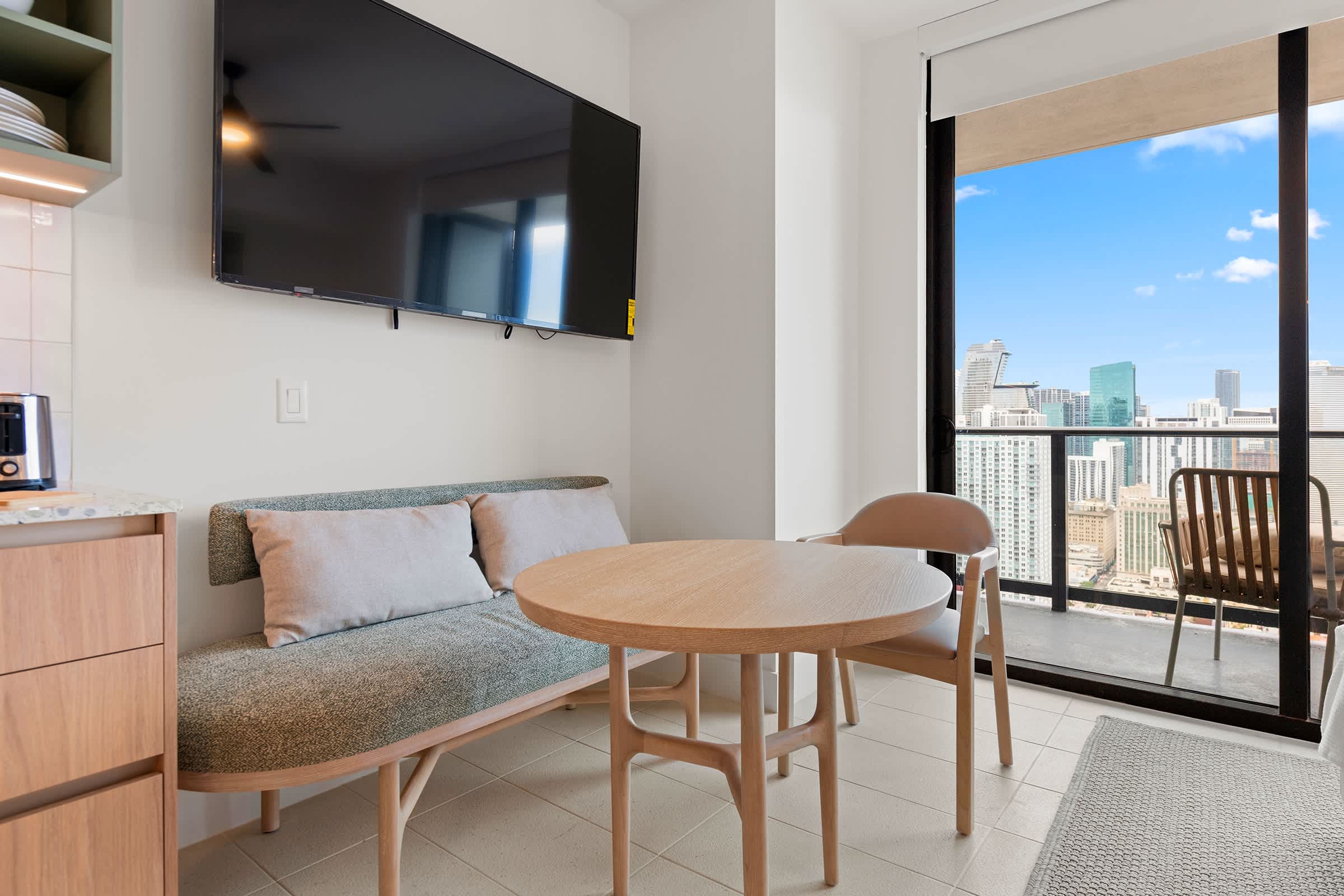 Stylish Studio w Stunning City Views in Downtown