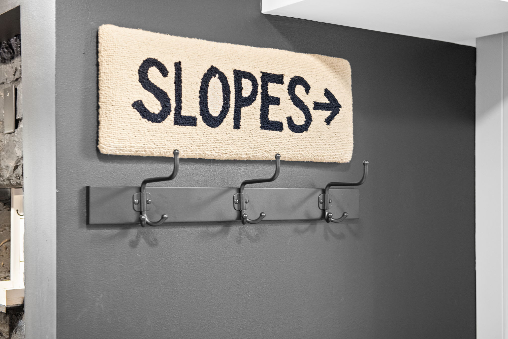 Thoughtful Touches for Adventure Seekers
A dedicated space for your gear! The "Slopes →" sign and coat hooks make this the ideal spot to hang up your jackets and unwind after a day of exploring.