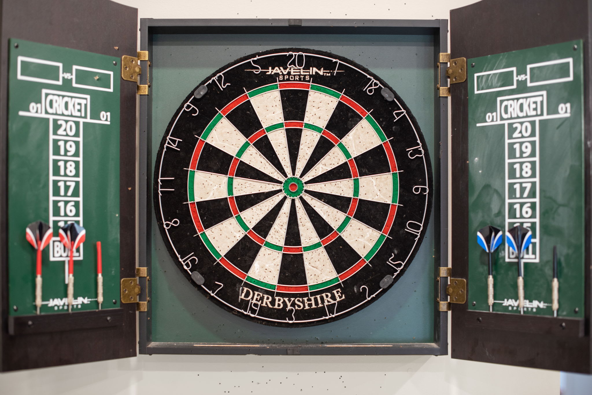 Classic Dartboard for Friendly Competition
Challenge your friends to a game of darts in this stylish game room. Whether you're a pro or just playing for fun, this setup is ready for action!