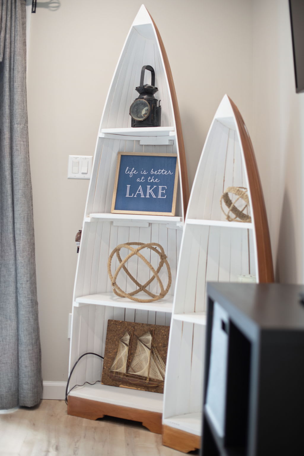 Lakeside-Inspired Accents
Thoughtful nautical-themed details bring a charming touch to this space, creating a cozy and stylish getaway that feels like a true retreat.