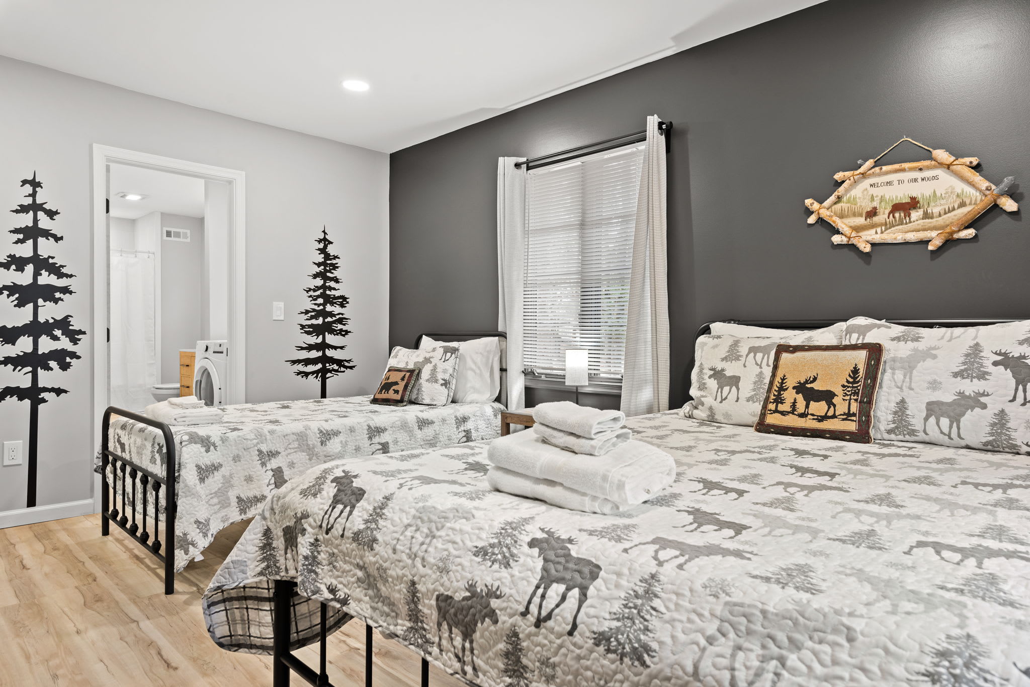 Rustic & Charming Bed Setup
A warm and inviting space with cozy wildlife-themed bedding, wooden decor accents, and a nature-inspired design that brings the outdoors inside.