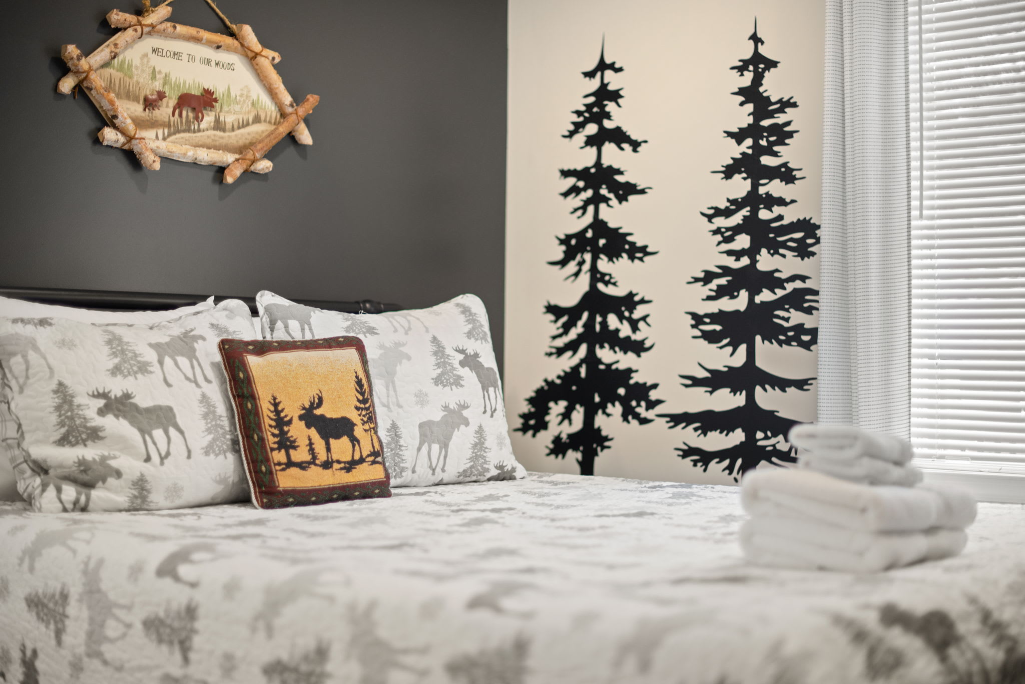 Thoughtful Rustic Details
Featuring a beautifully detailed headboard, charming cabin-style pillows, and soft textures, this room offers a true lodge-inspired retreat.