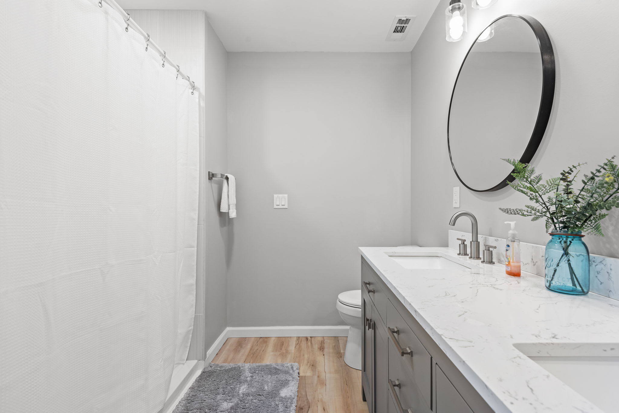 Clean & Minimalist Shower Space
A bright and open shower area with a fresh white curtain and subtle textures, creating a simple yet elegant bathing experience.