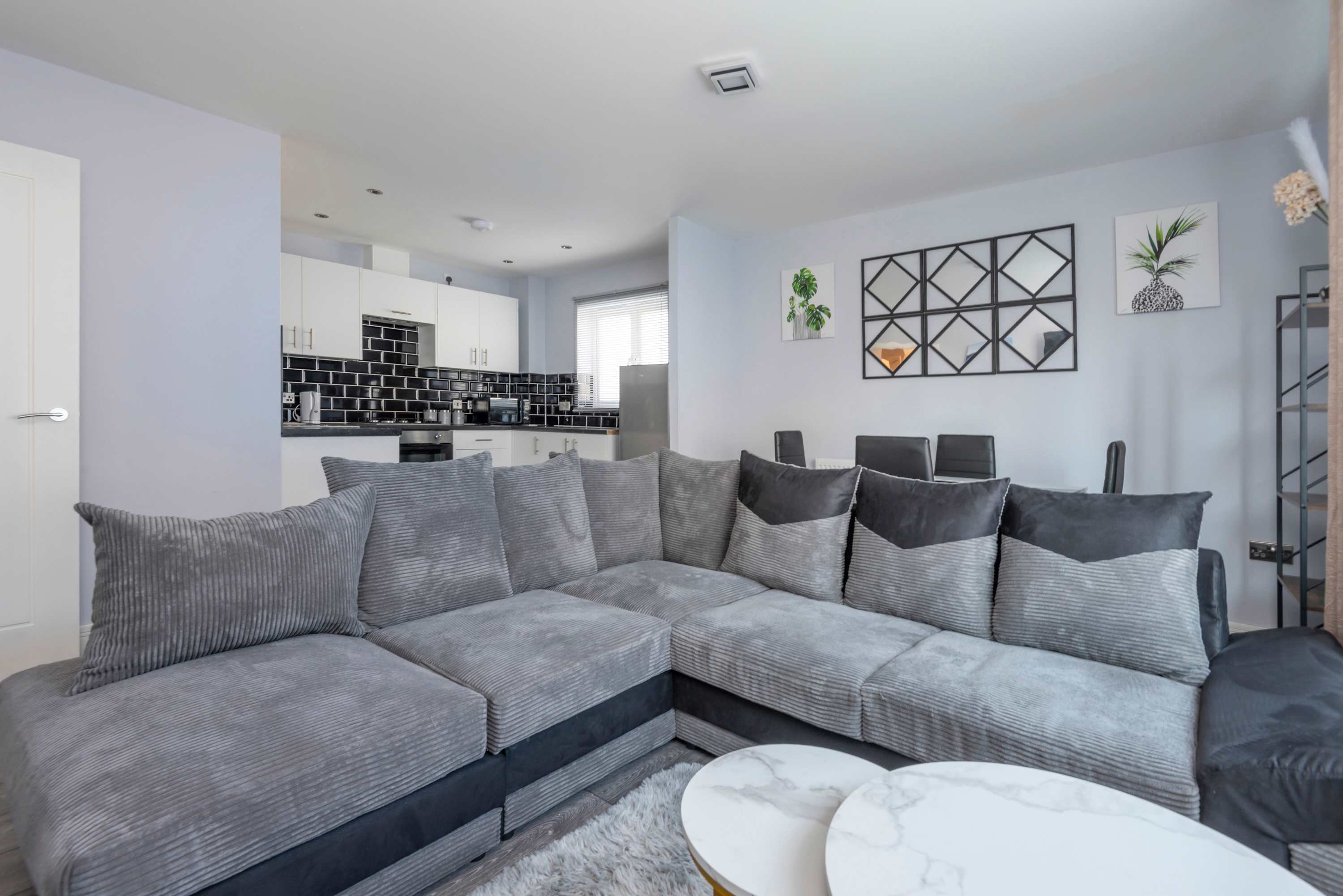 Stylish Elegant New Flat 5 Min from Elizabeth Line in London — photo 1