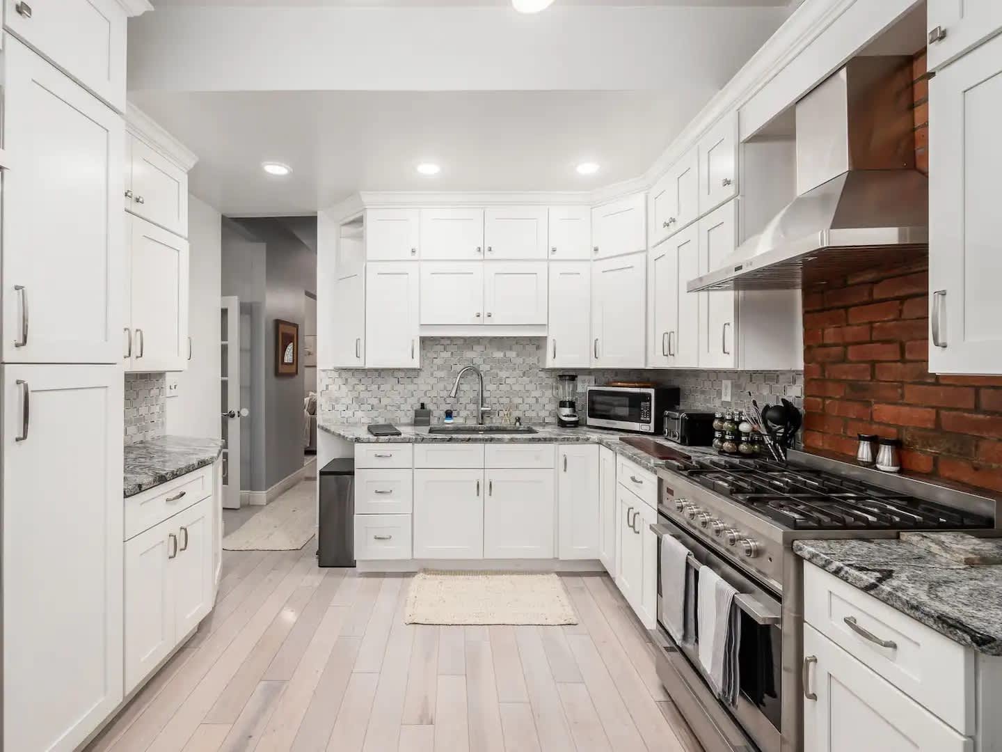 Fun upscale oasis w/hot tub near OSU & Short North