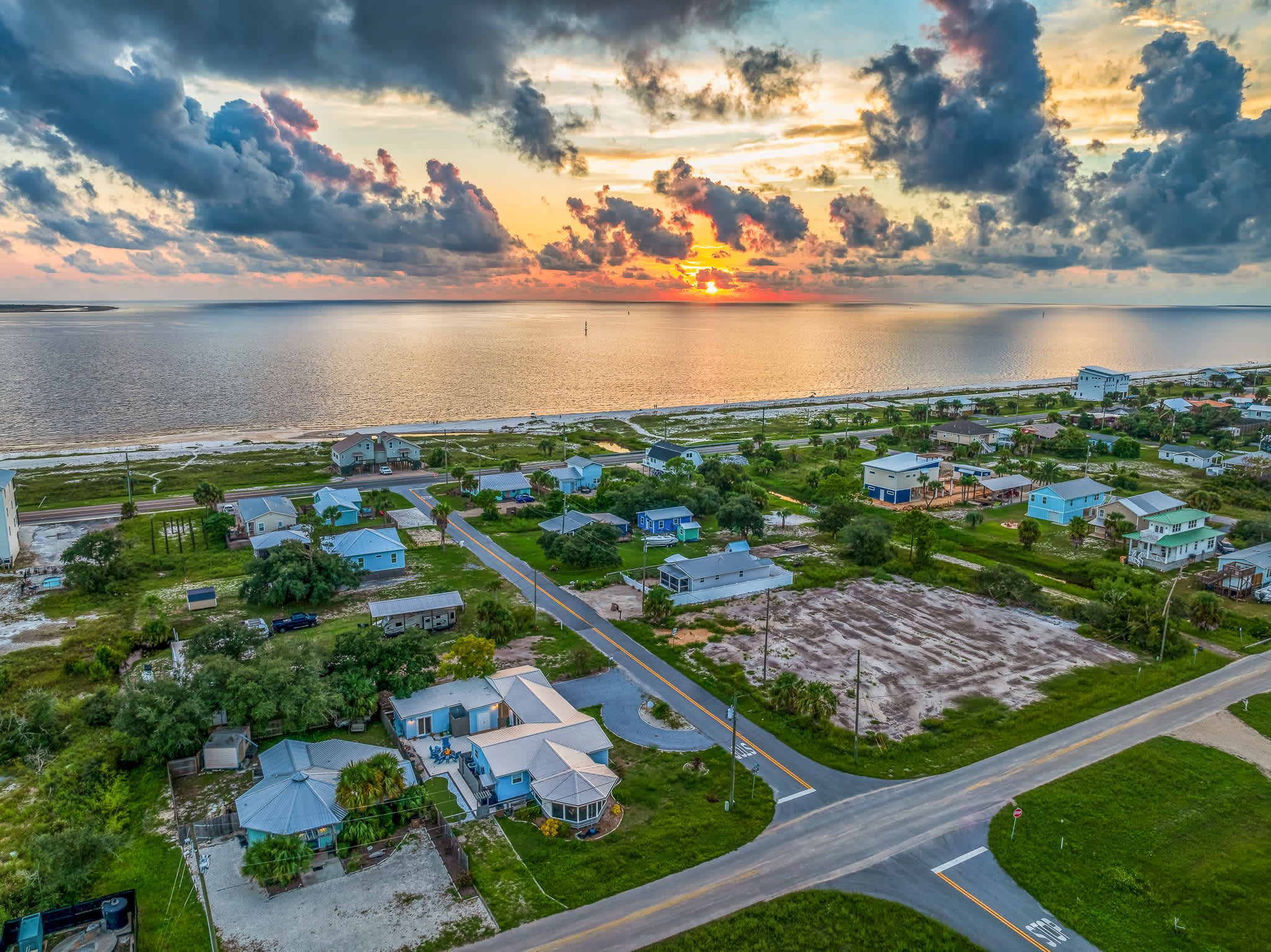 Beach house w/boardwalk, fire pit & putting green
