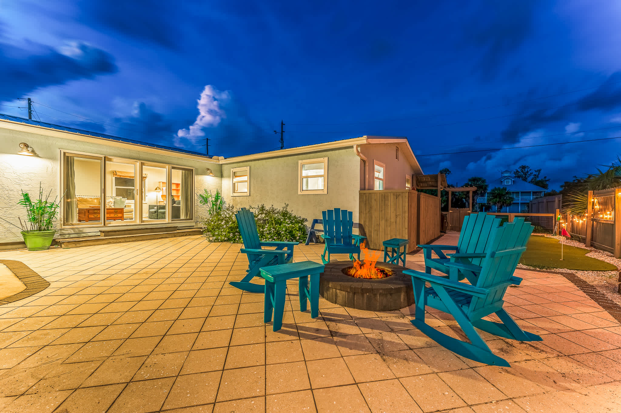 Beach house w/boardwalk, fire pit & putting green