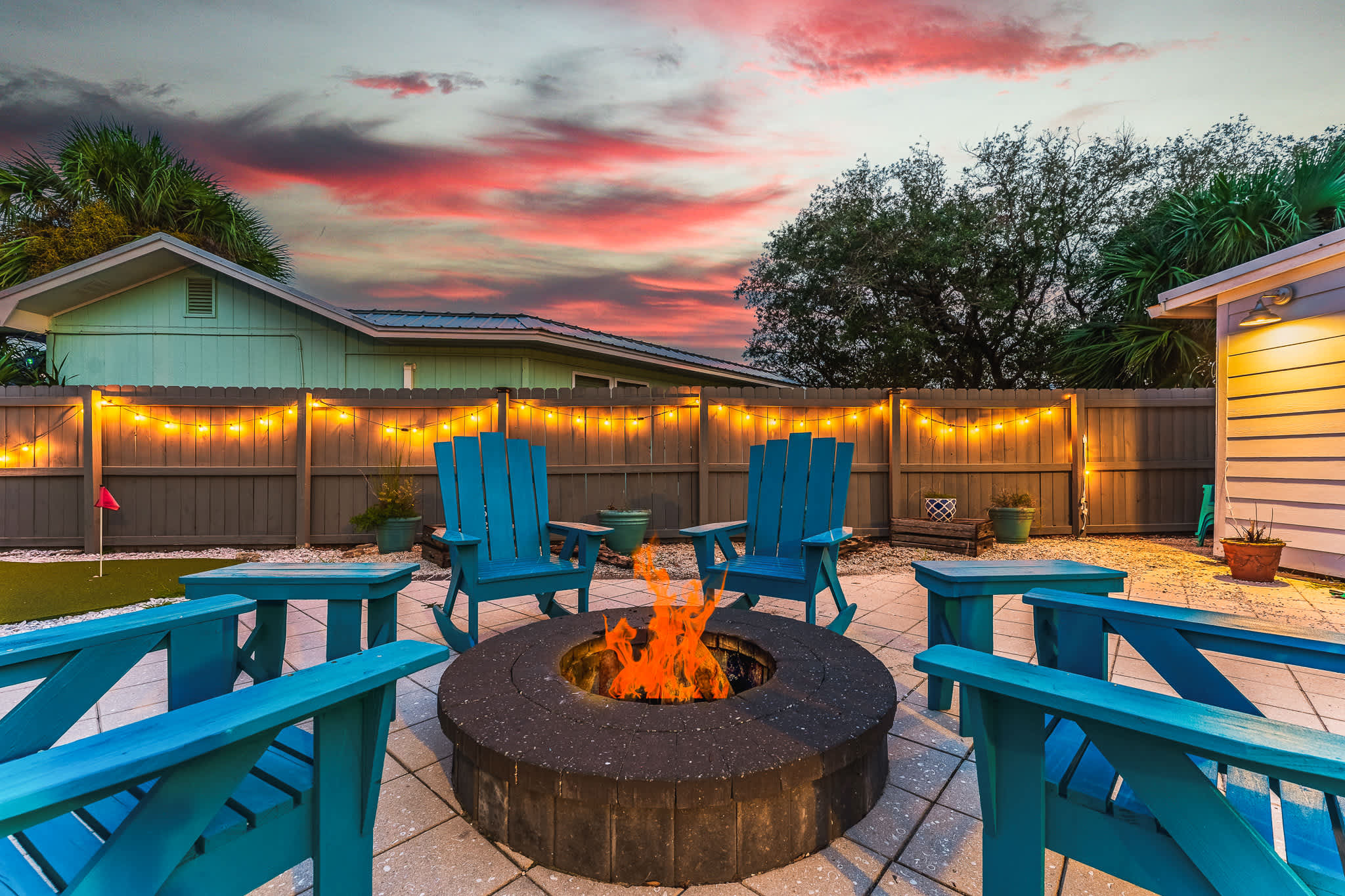 Beach house w/boardwalk, fire pit & putting green