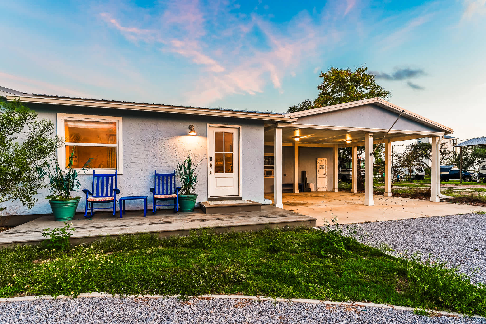 Beach house w/boardwalk, fire pit & putting green