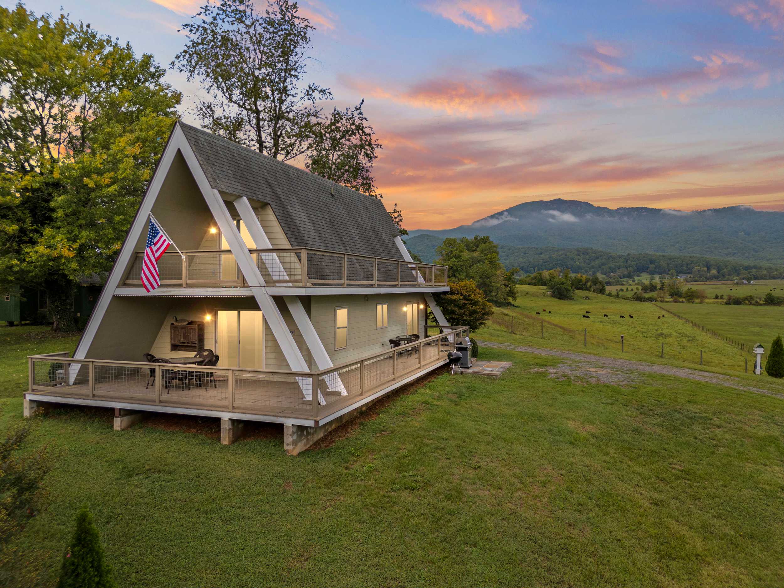 Sojourners Rest: Old Rag Views, Hot Tub, Fire Pit