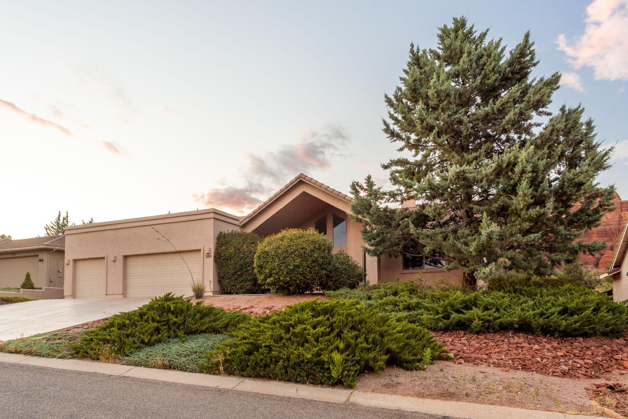 Red Rock Vista: Luxe Comfort & Breathtaking Views 4