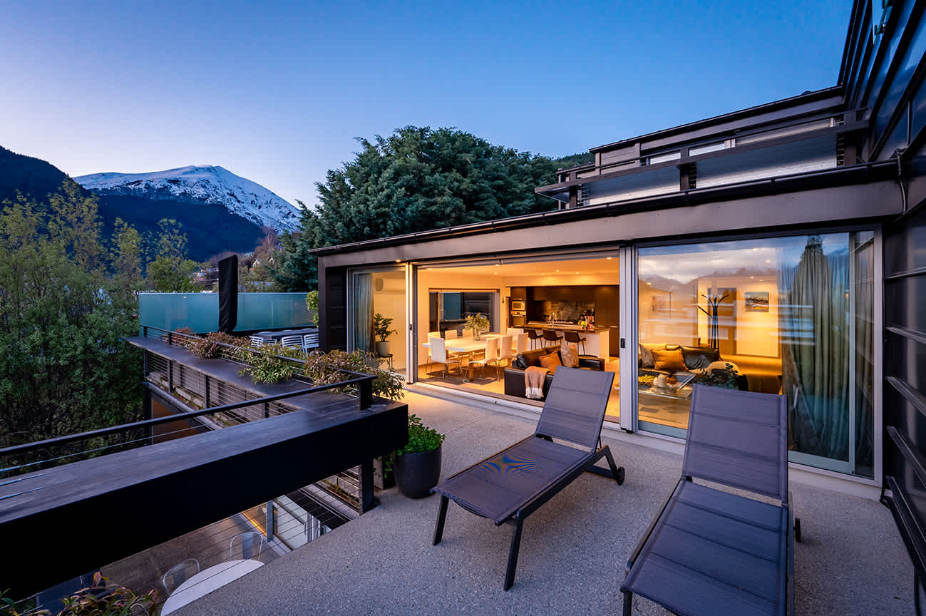 Luxury Balcony with Scenic Queenstown Backdrop
This expansive outdoor patio offers a luxurious space to unwind, complete with comfortable seating and breathtaking views of the lake and surrounding alpine landscape.