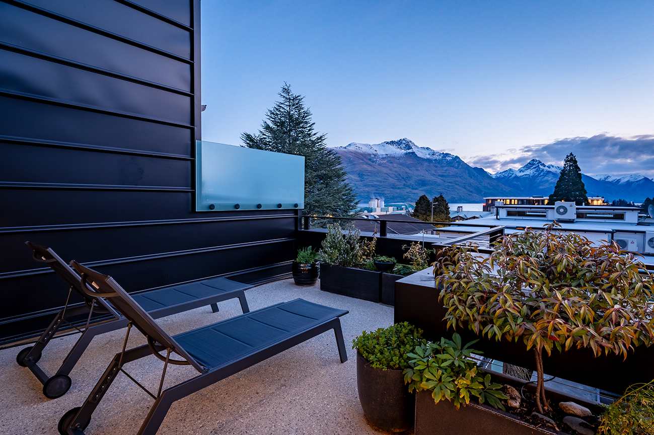 Balcony Retreat with Spectacular Queenstown Sunsets
End your day on this beautifully appointed patio, where you can watch the sunset over Lake Wakatipu and Queenstown's rugged mountains, the perfect backdrop for relaxation and adventure.