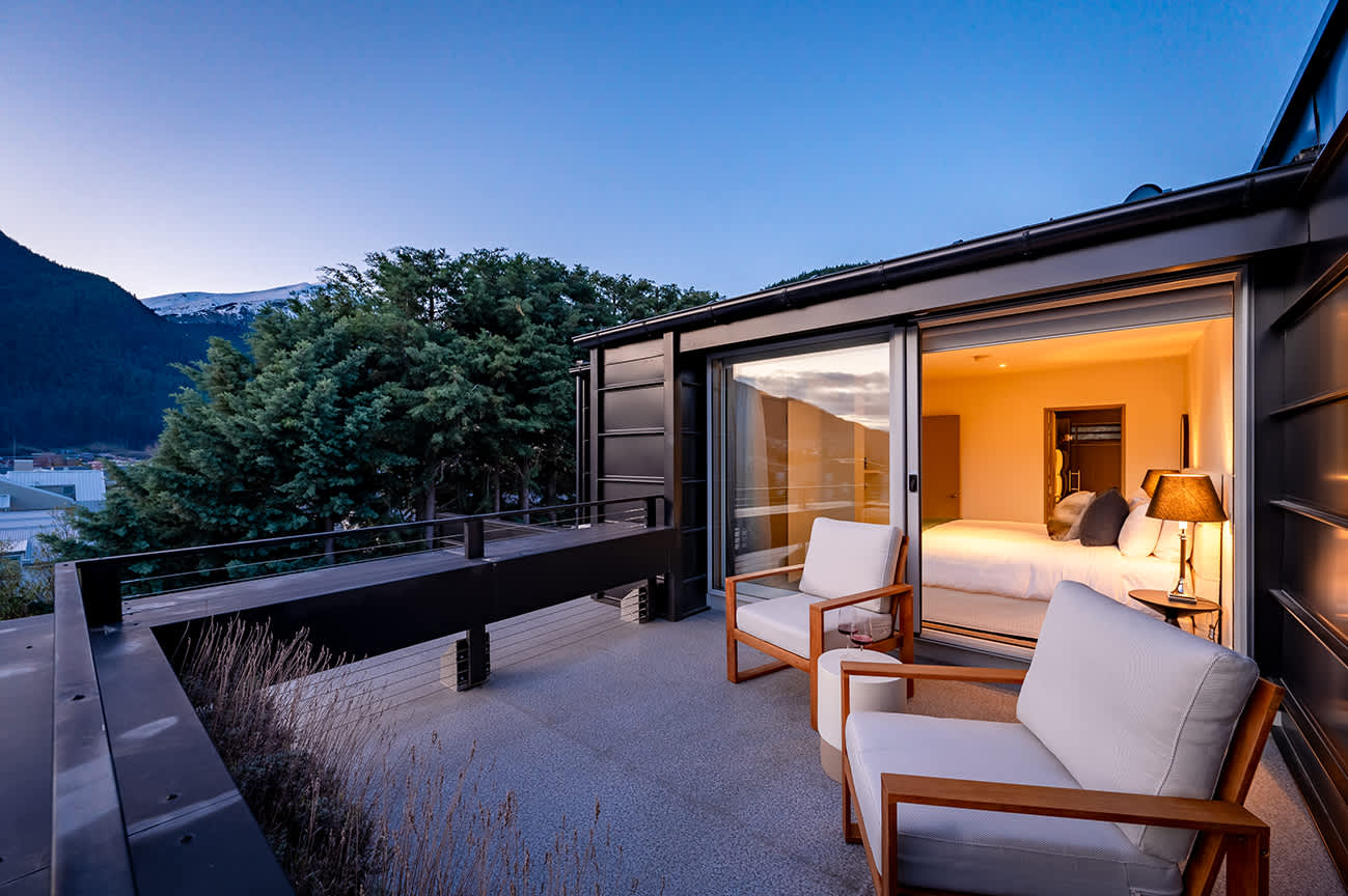 Luxury Patio with Queenstown’s Best Views
Step outside to this luxury balcony and be mesmerised by the sweeping views of Lake Wakatipu and the Remarkables mountain range. A peaceful retreat after a day of exploring or skiing.