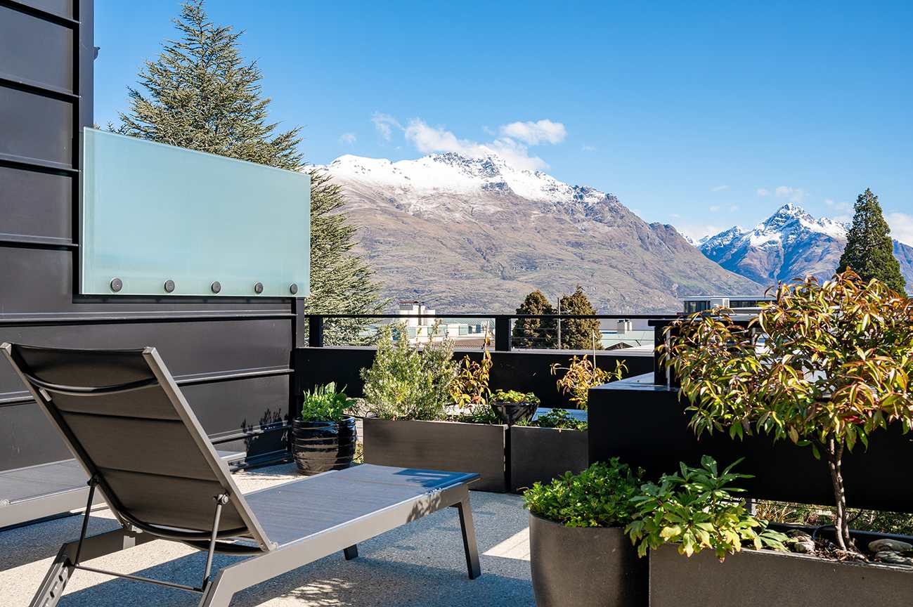 Balcony Retreat with Spectacular Queenstown Sunsets
End your day on this beautifully appointed patio, where you can watch the sunset over Lake Wakatipu and Queenstown's rugged mountains, the perfect backdrop for relaxation and adventure.