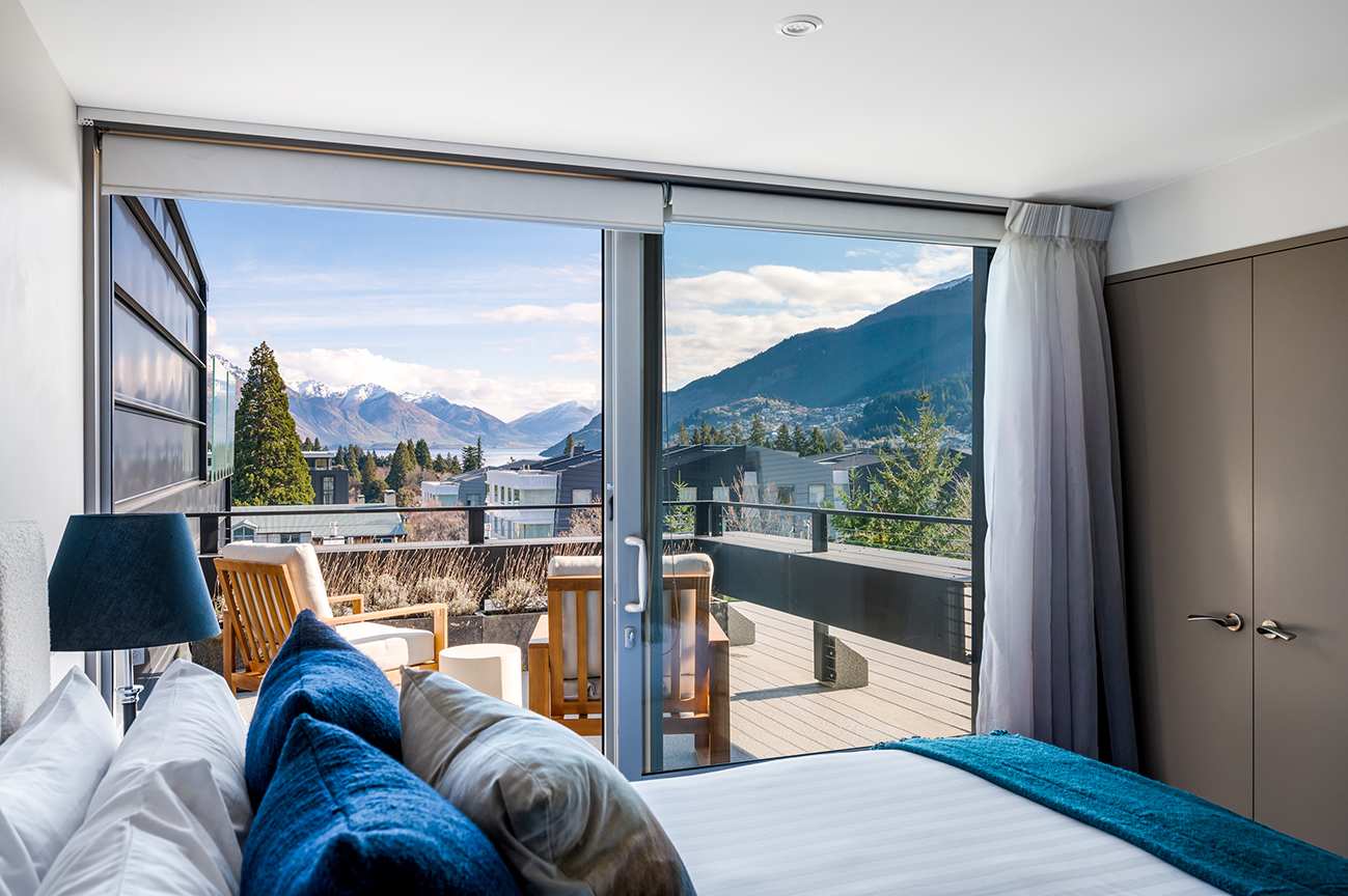 Elegant Bedroom with Luxury Linen and Towels
Indulge in the comfort of premium linen and soft, luxurious towels in this beautifully designed master bedroom. The newly fitted bed ensures a restful night’s sleep after exploring Queenstown’s ski slopes