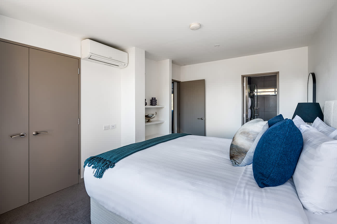 Queenstown Luxury: Master Bedroom with Designer Linen and Towels
Relax in the comfort of this master bedroom, where every detail has been considered, from the newly installed bed to the designer luxury linen and plush towels.