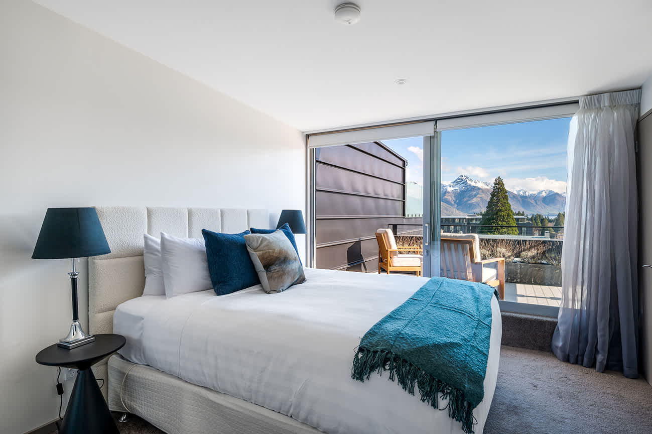 Master Bedroom with Brand New Bed and Premium Comforts
This master suite offers a brand new, top-of-the-line bed and deluxe linen for a truly relaxing stay. Enjoy the finest comfort and premium towelling in this luxury Queenstown retreat.