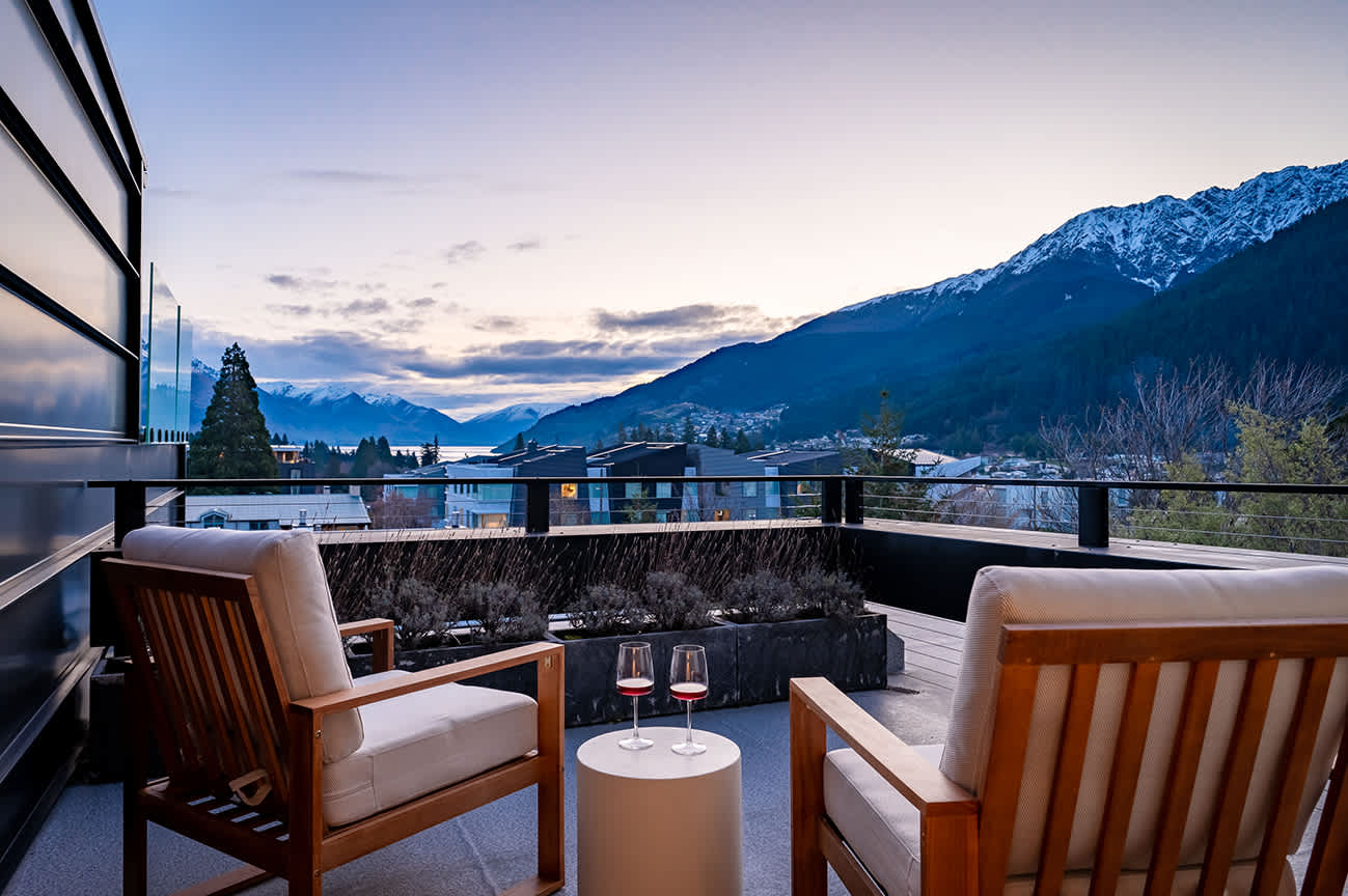 Stunning Outdoor Living with Lake Wakatipu Views
Relax on the spacious balcony with panoramic views of Lake Wakatipu and Queenstown’s majestic mountains. Perfect for soaking in the scenery after a day of skiing or mountain biking.