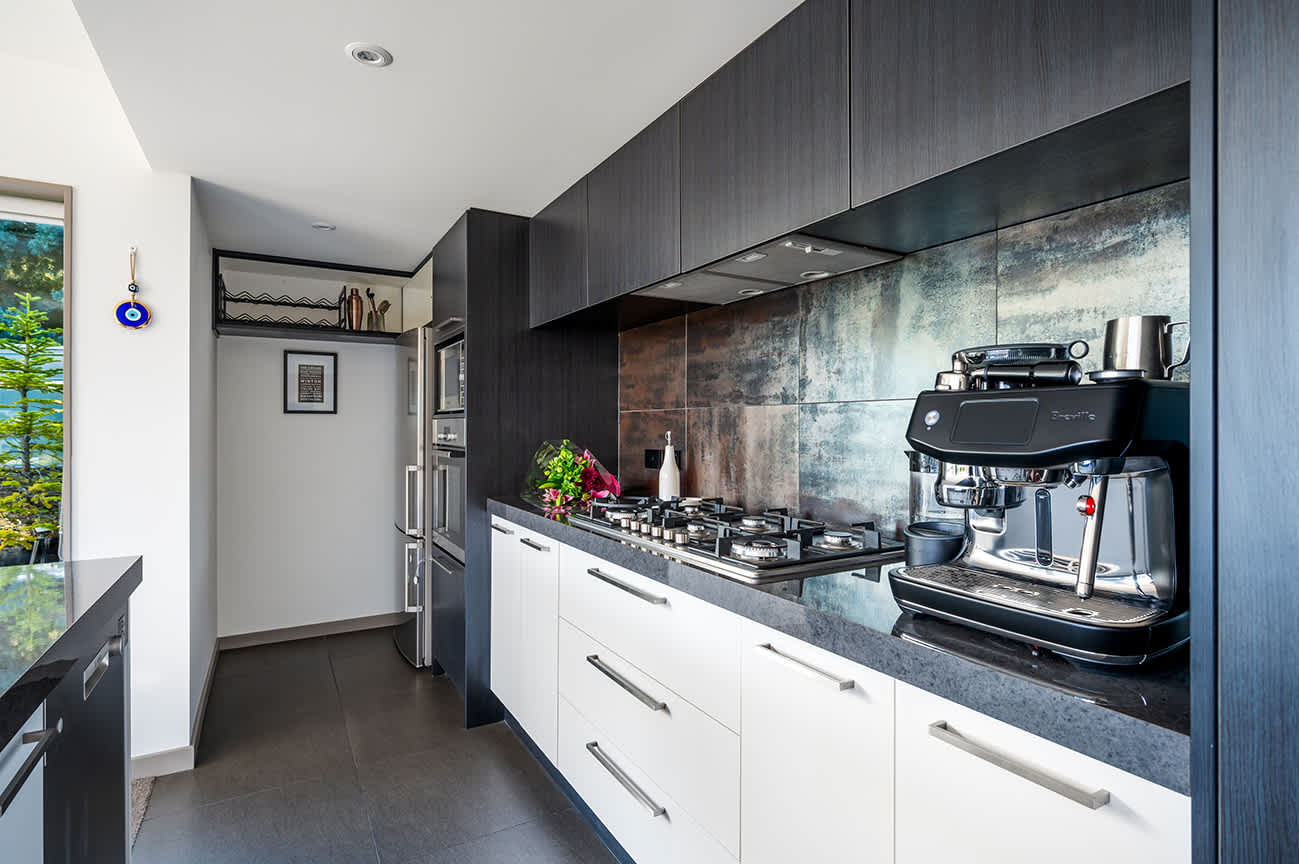 State-of-the-Art Kitchen with Modern Appliances
This brand new kitchen is equipped with the latest modern appliances, offering everything you need for a gourmet meal or casual dining. Perfect for those seeking a luxurious.