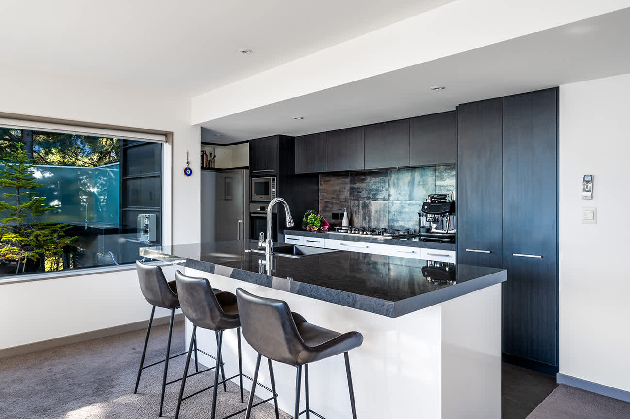 Sleek and Modern Kitchen Designed for Entertaining
Enjoy the convenience of this fully equipped, contemporary kitchen with premium finishes and top-tier appliances. Ideal for cooking and entertaining in style during your Queenstown getaway.