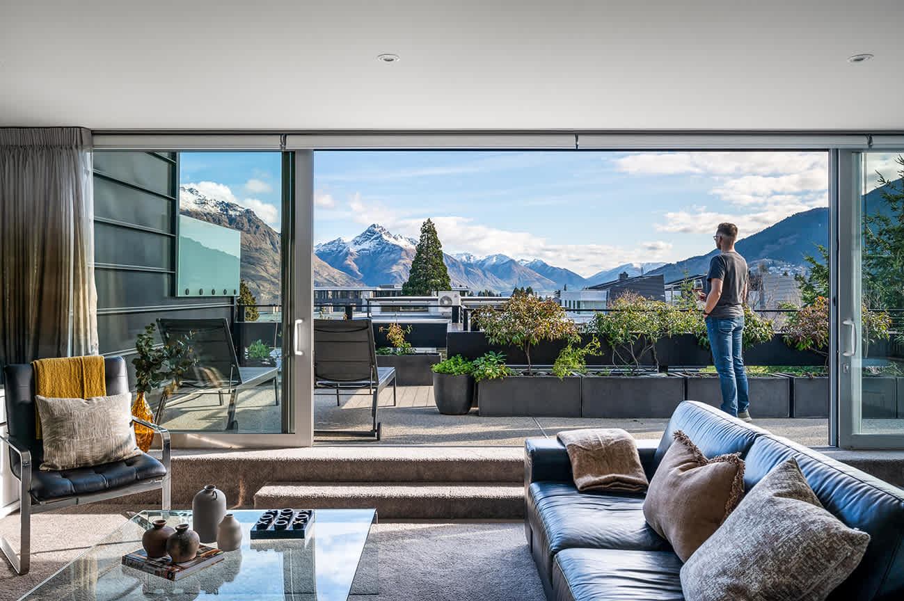 Elegant and Spacious Living Area with Panoramic Lake Views
The open-plan living room invites you to soak in the serene views of Queenstown's alpine landscape, creating the perfect retreat after a day on the slopes or biking trails