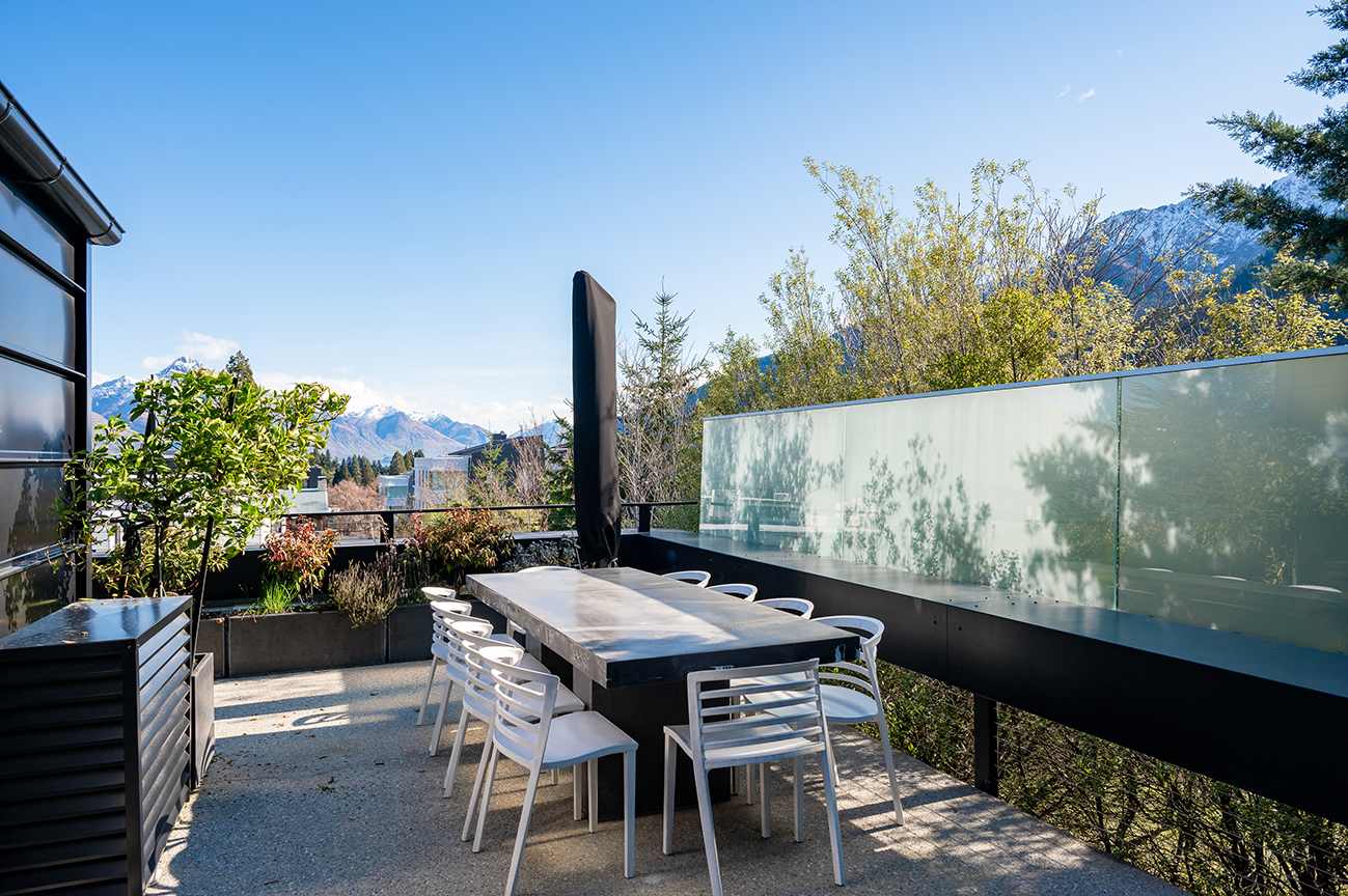 Scenic Outdoor Dining with Lake and Mountain Views
Enjoy alfresco meals at this luxurious outdoor dining table, surrounded by breathtaking views of Lake Wakatipu and Queenstown’s majestic mountains. 