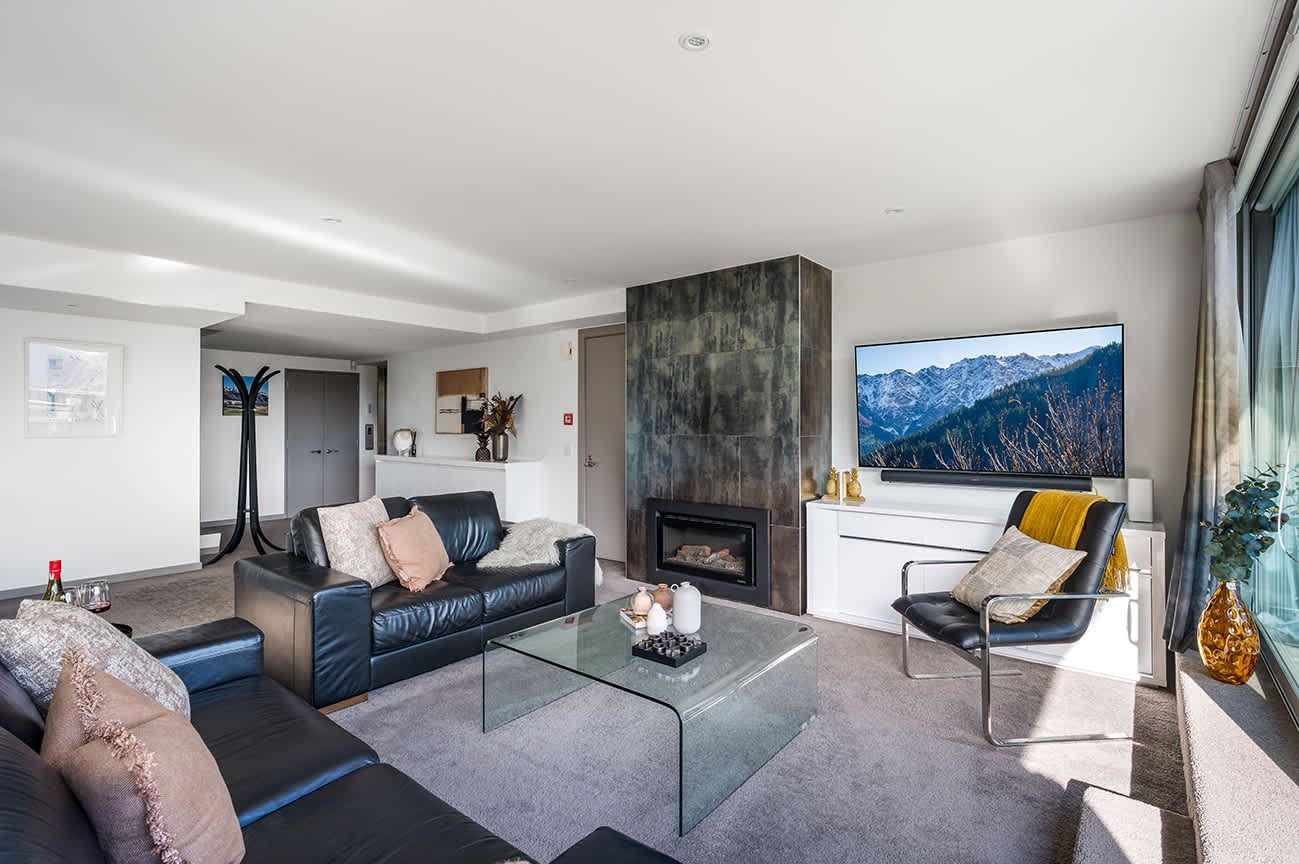 Perfect Entertaining Space with Queenstown Mountain Views
This spacious living area offers both style and comfort, with large windows showcasing the best of Queenstown’s scenery, from the ski slopes to the tranquil waters of Lake Wakatipu