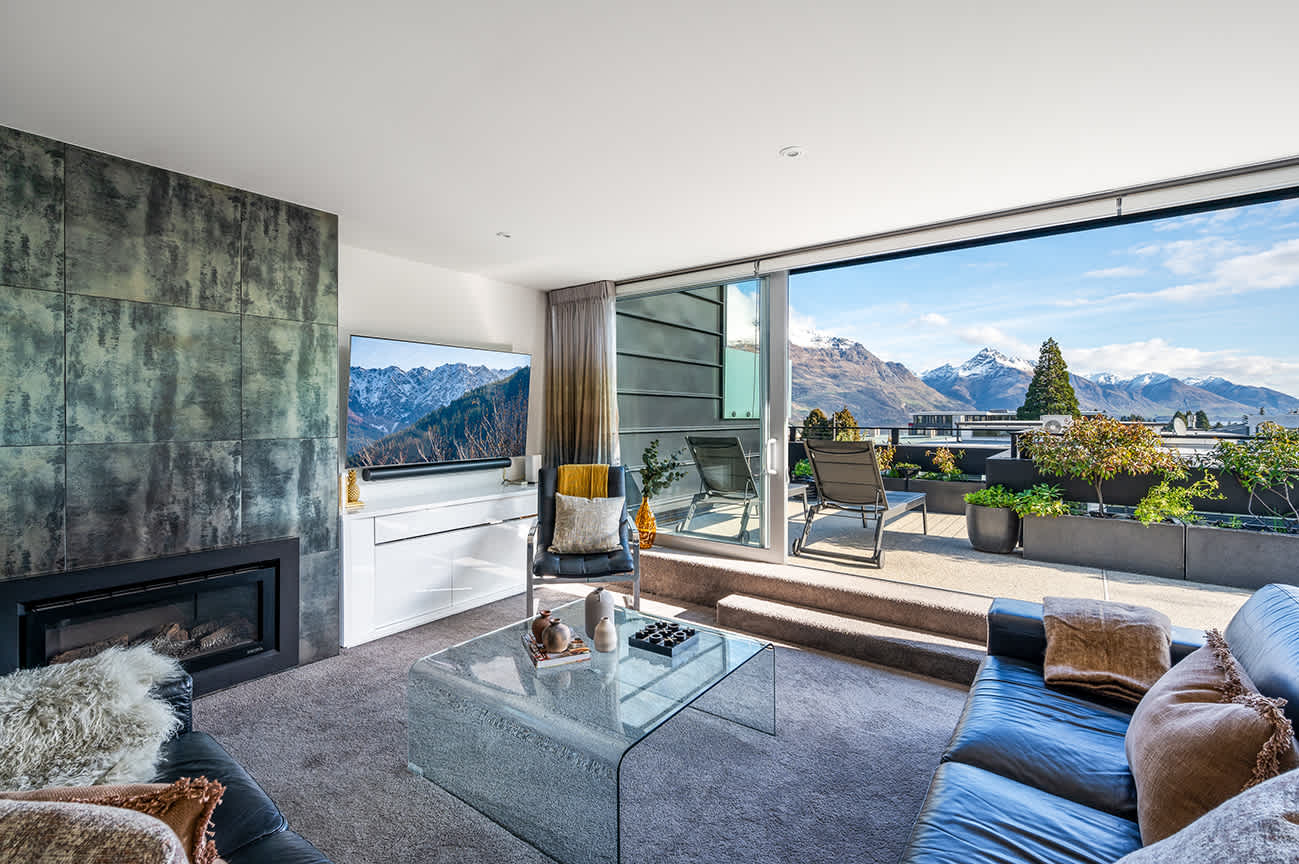 Open-Plan Living with Stunning Alpine Views
Gather with family and friends in this elegant living room, designed for entertaining and relaxation, with sweeping views of Queenstown’s mountain ranges and Lake Wakatipu.