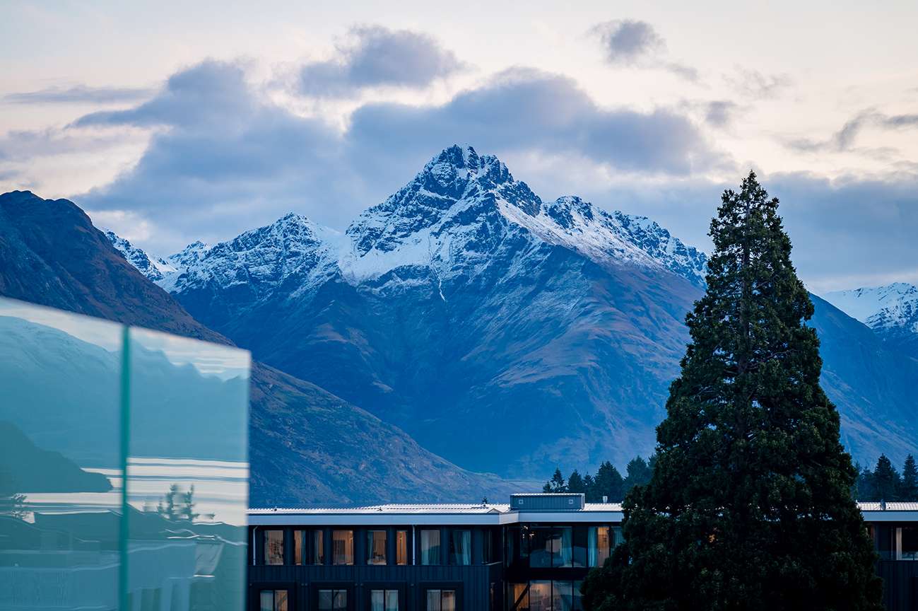 Serene Lake Views Surrounded by Alpine Splendour
Experience tranquility with panoramic views of Lake Wakatipu, where shimmering waters meet the rugged beauty of the surrounding mountains. 