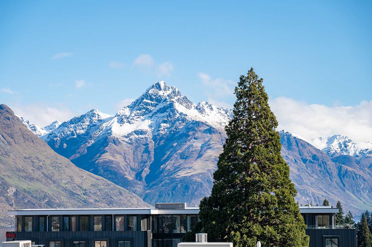 Expansive Views from Your Luxury Retreat
Enjoy sweeping vistas of Lake Wakatipu and the surrounding mountains from this luxurious property. The breathtaking scenery provides a captivating backdrop, enhancing your home away from home experience.