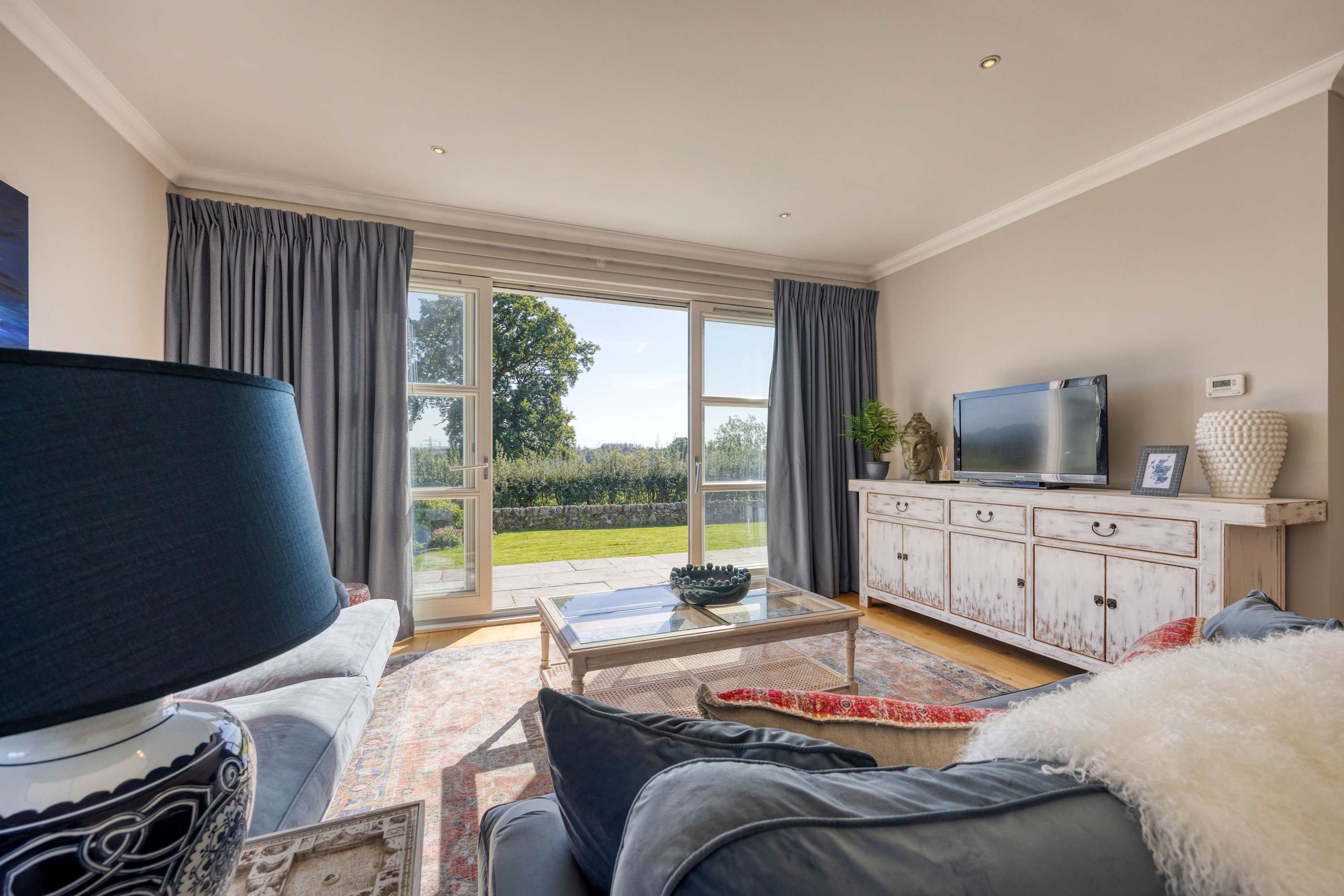 Farmhouse Retreat with Large Hot Tub in Drumcross Farmhouse, Drumcross Road PA7 5NU - Property image 3 - VivreStays