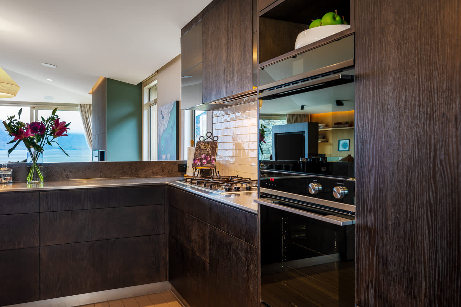 Sleek and Modern Kitchen Designed for Entertaining
Enjoy the convenience of this fully equipped, contemporary kitchen with premium finishes and top-tier appliances. Ideal for cooking and entertaining in style during your Queenstown getaway.