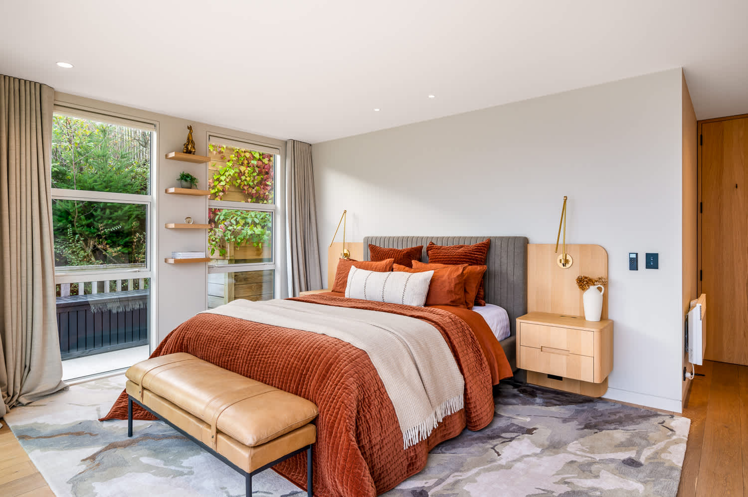 Elegant Bedroom with Luxury Linen and Towels

Indulge in the comfort of premium linen and soft, luxurious towels in this beautifully designed master bedroom. The newly fitted bed ensures a restful night’s sleep.