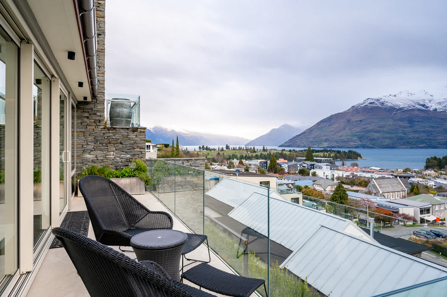 Luxury Patio off Master Suite with Stunning Queenstown Scenery
Enjoy exclusive access to a private patio from the master bedroom, where sweeping views of Lake Wakatipu and the Remarkables provide the ideal backdrop for unwinding after a day of fun.