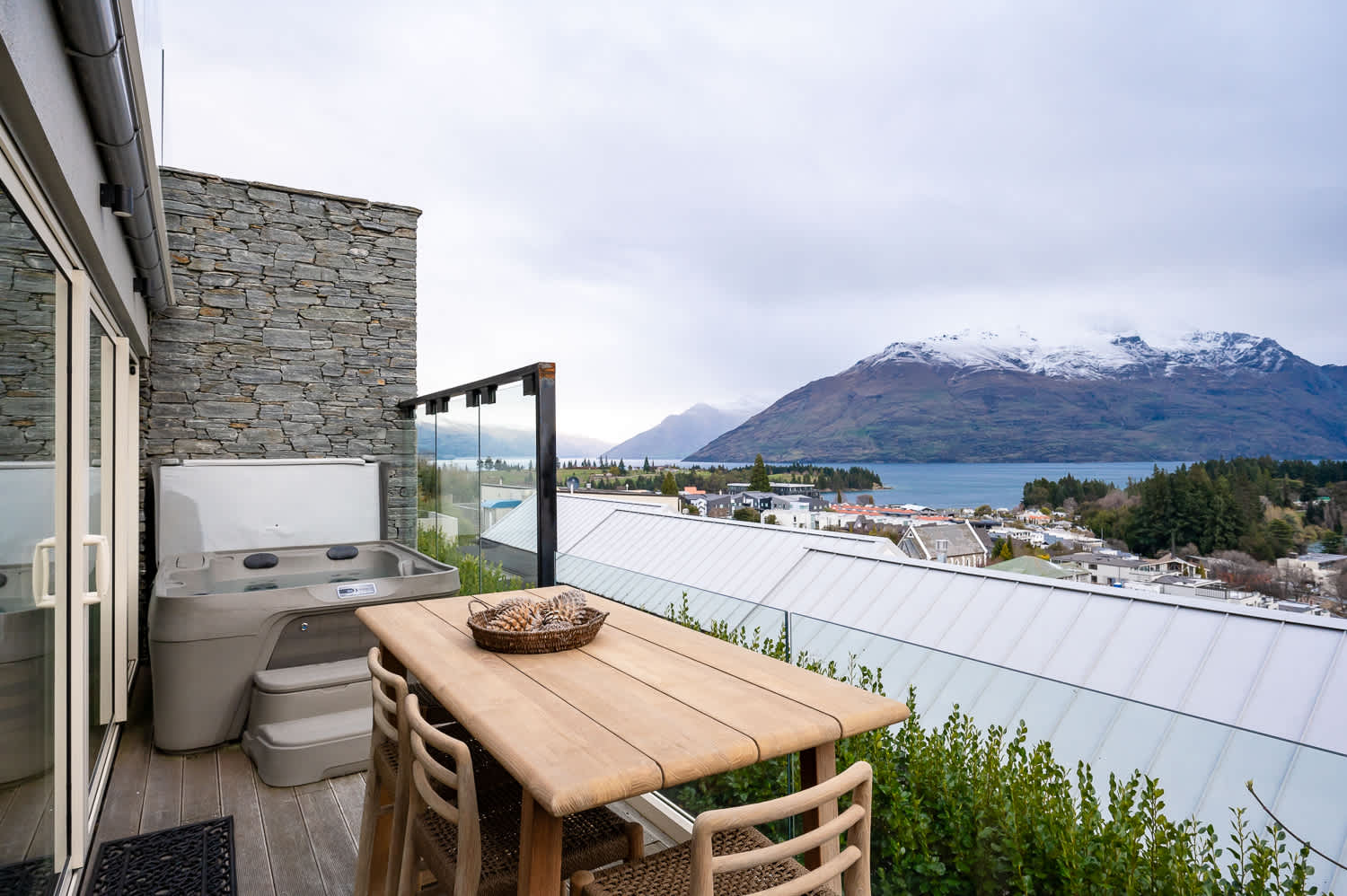 Scenic Outdoor Dining with Lake and Mountain Views
Enjoy alfresco meals at this luxurious outdoor dining table, surrounded by breathtaking views of Lake Wakatipu and Queenstown’s majestic mountains. 