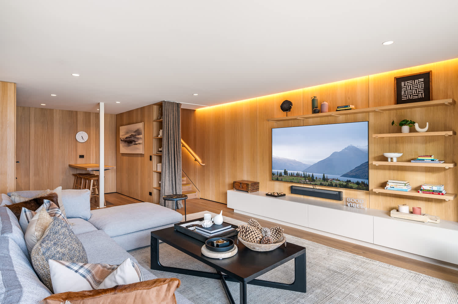 Second Living Room with Uninterrupted Lake and Mountain Views
Step into this bright and airy living space, where uninterrupted views of Lake Wakatipu and the surrounding mountains create an idyllic atmosphere. 