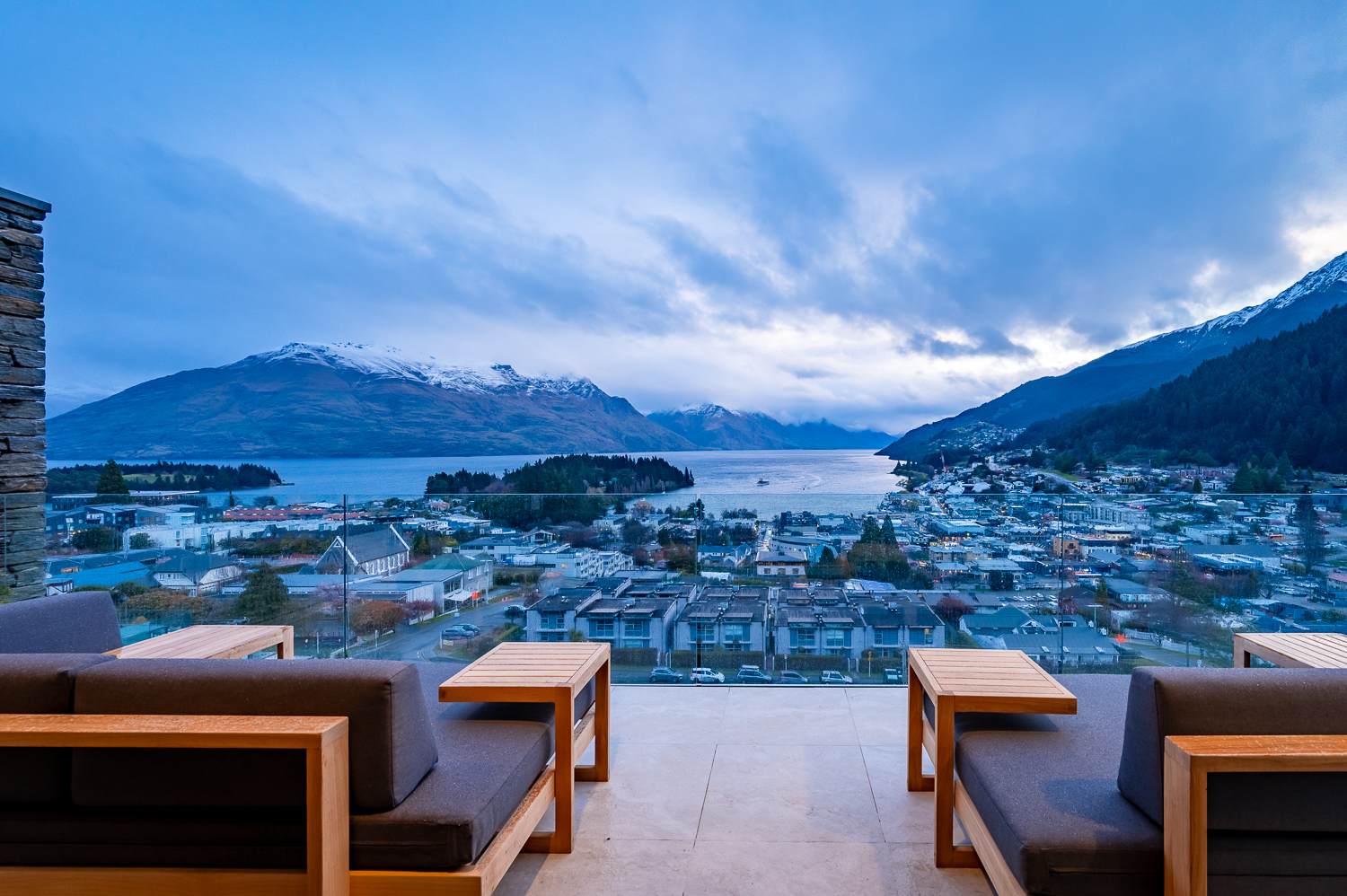 Luxury Balcony with Scenic Queenstown Backdrop

This expansive outdoor patio offers a luxurious space to unwind, complete with comfortable seating and breathtaking views of the lake and surrounding alpine landscape.