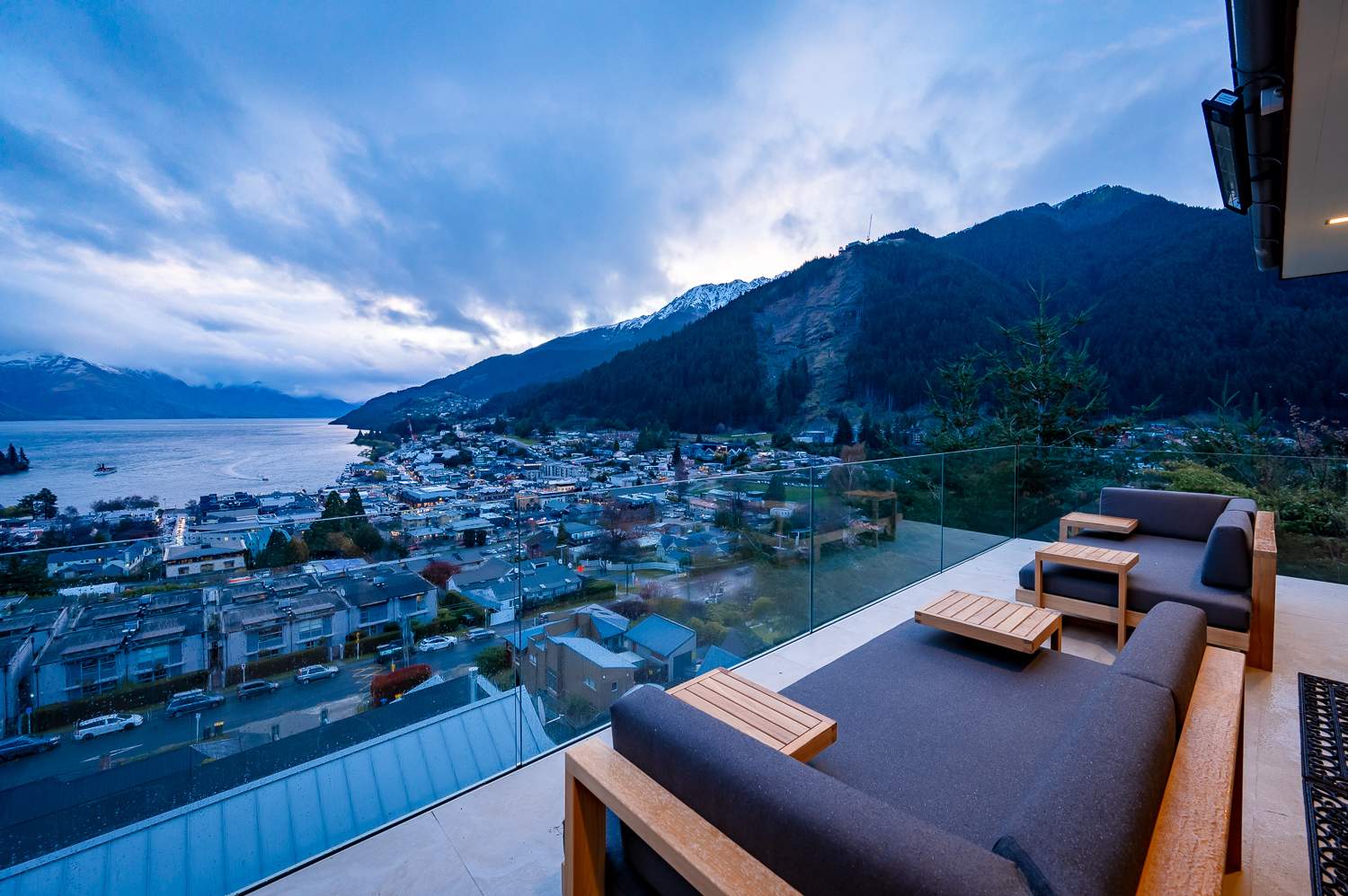 Alfresco Dining with Lake and Mountain Views
Enjoy alfresco dining on this stunning patio, where Queenstown’s natural beauty surrounds you. Ideal for sipping wine after a day of tours or biking along nearby trails.