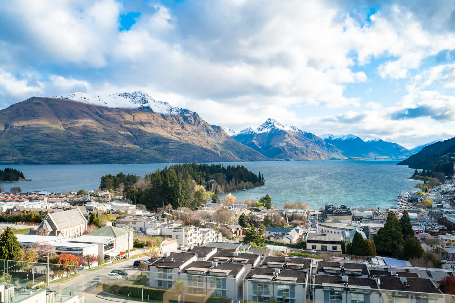 Breathtaking Views of Lake Wakatipu and The Remarkables
Immerse yourself in the stunning views of Lake Wakatipu framed by the majestic Remarkables mountain range. 