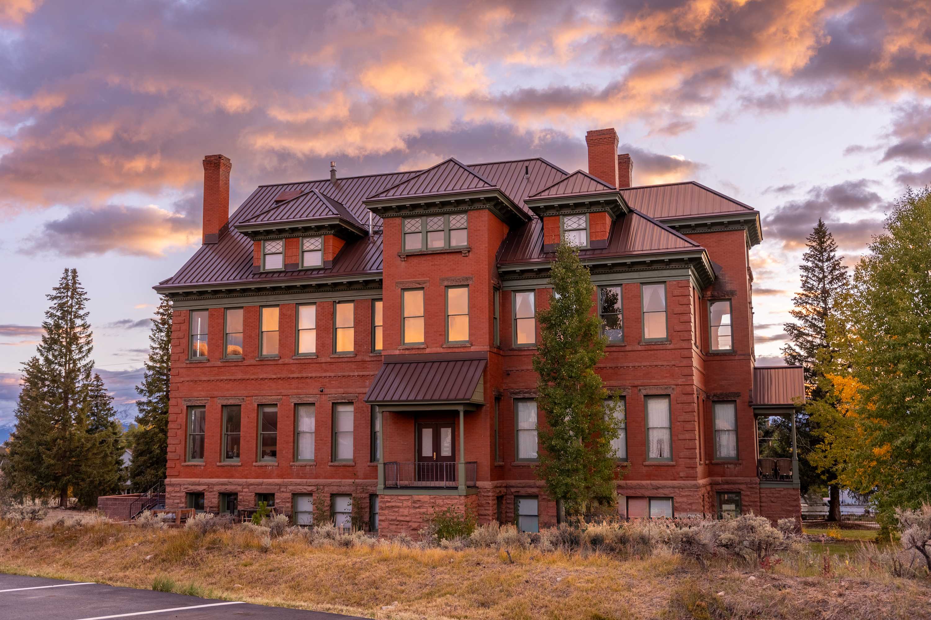 Old St. Vincent's 303 — Sauna | 14ft Loft | Mtn Views | Walk Downtown - Leadville, CO