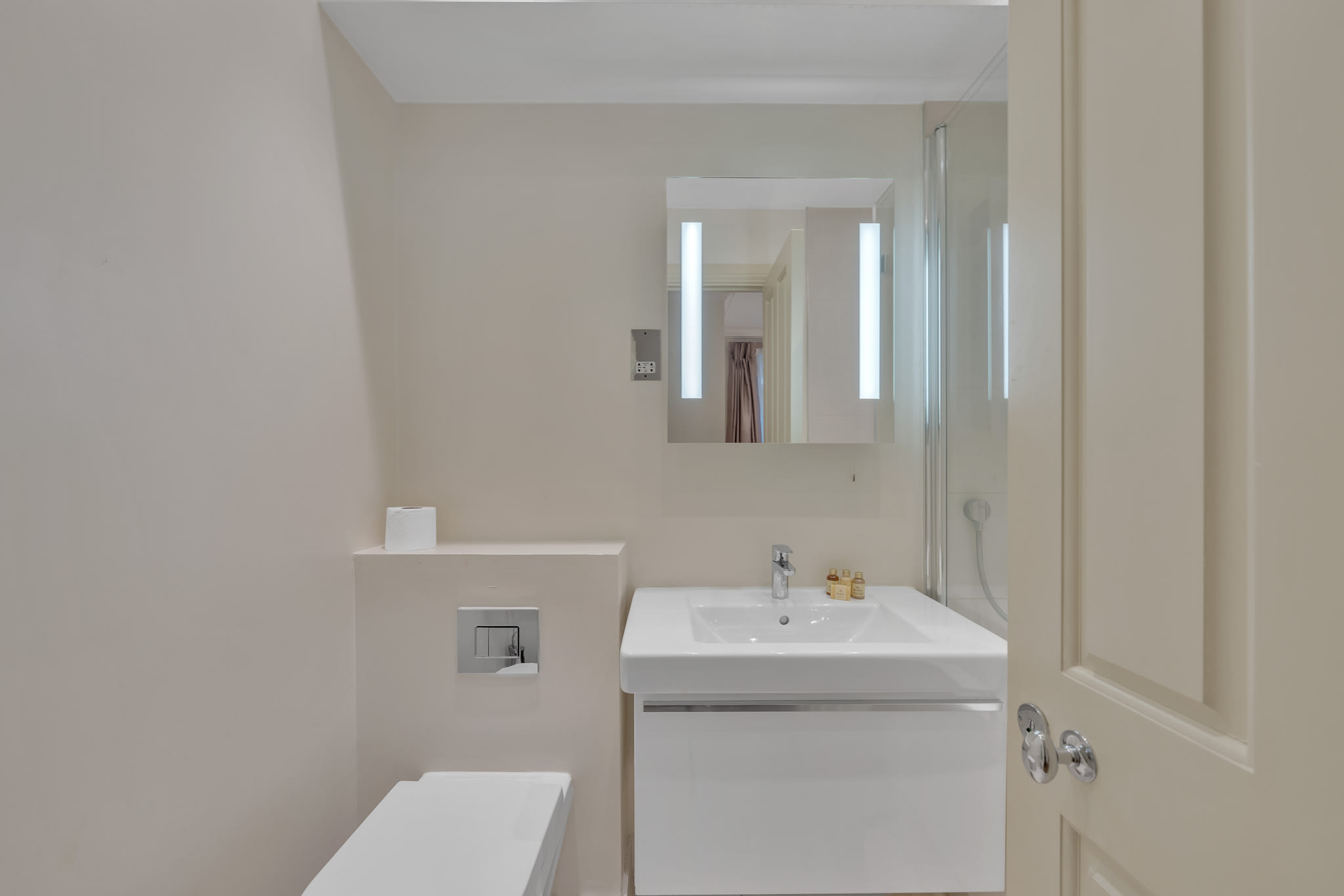 Luxury Four-Bedroom House in Mayfair in Shepherd Street W1J - Property image 16 - VivreStays
