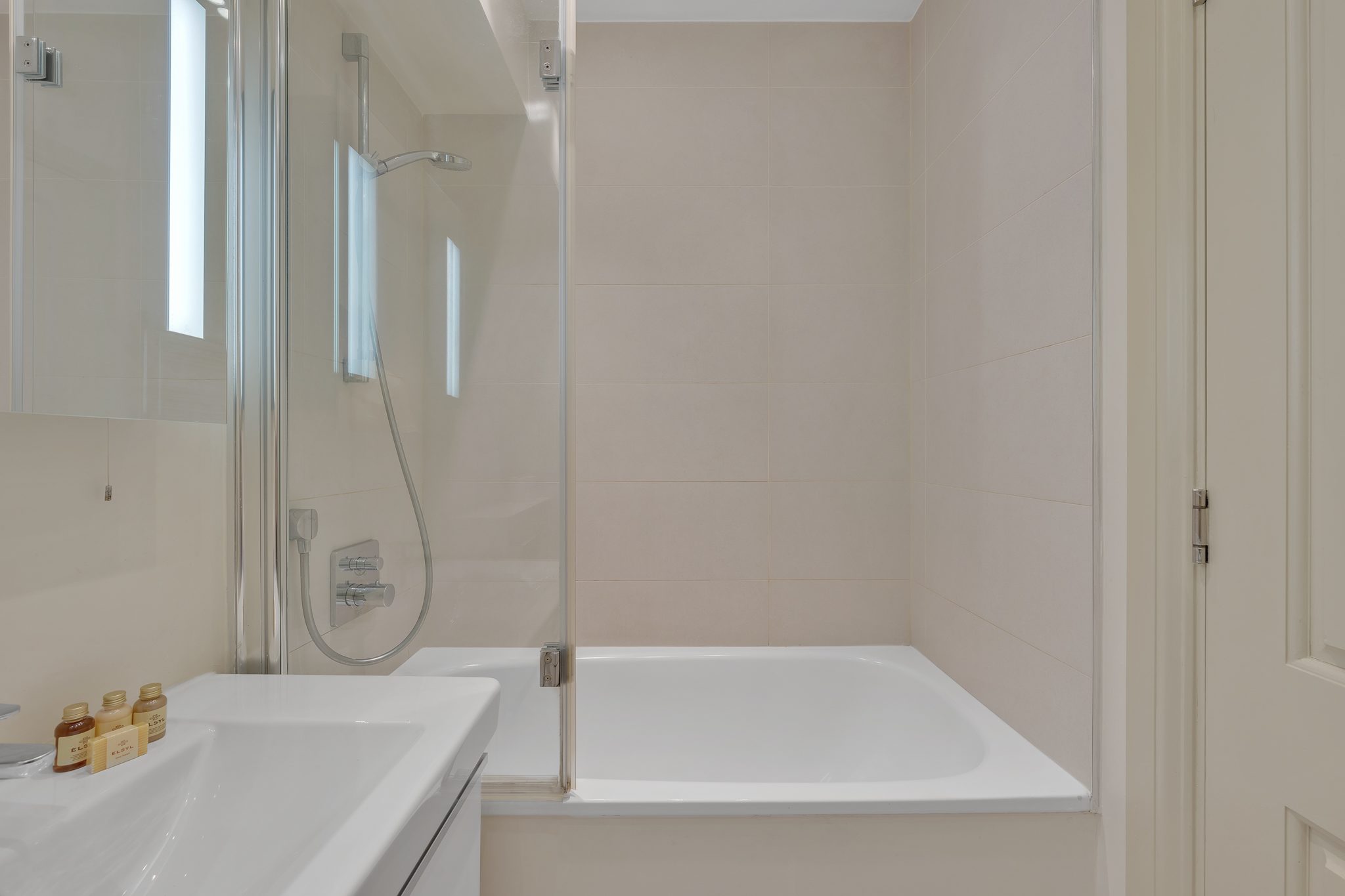 Luxury Four-Bedroom House in Mayfair in Shepherd Street W1J - Property image 17 - VivreStays