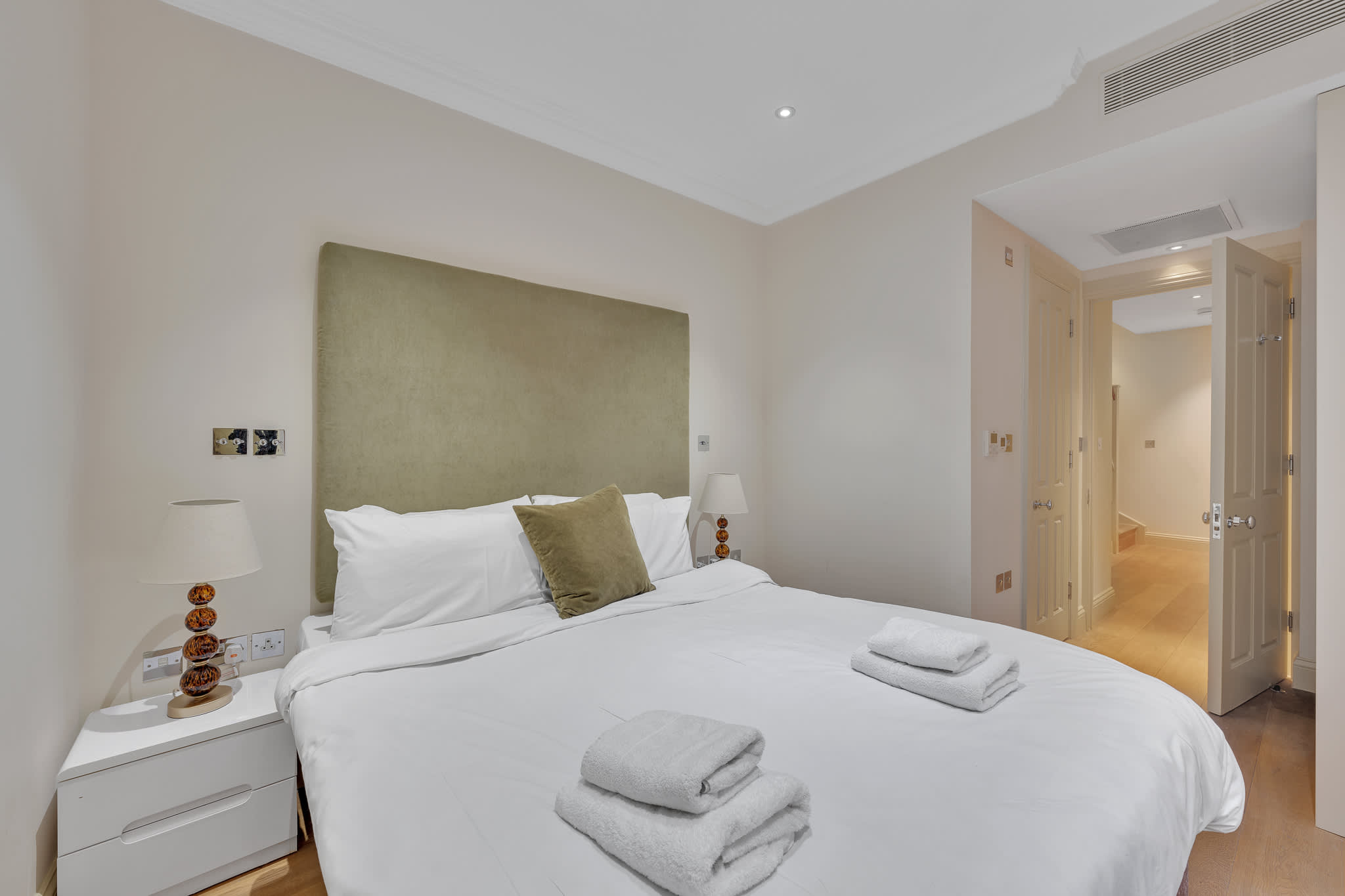 Luxury Four-Bedroom House in Mayfair in Shepherd Street W1J - Property image 5 - VivreStays