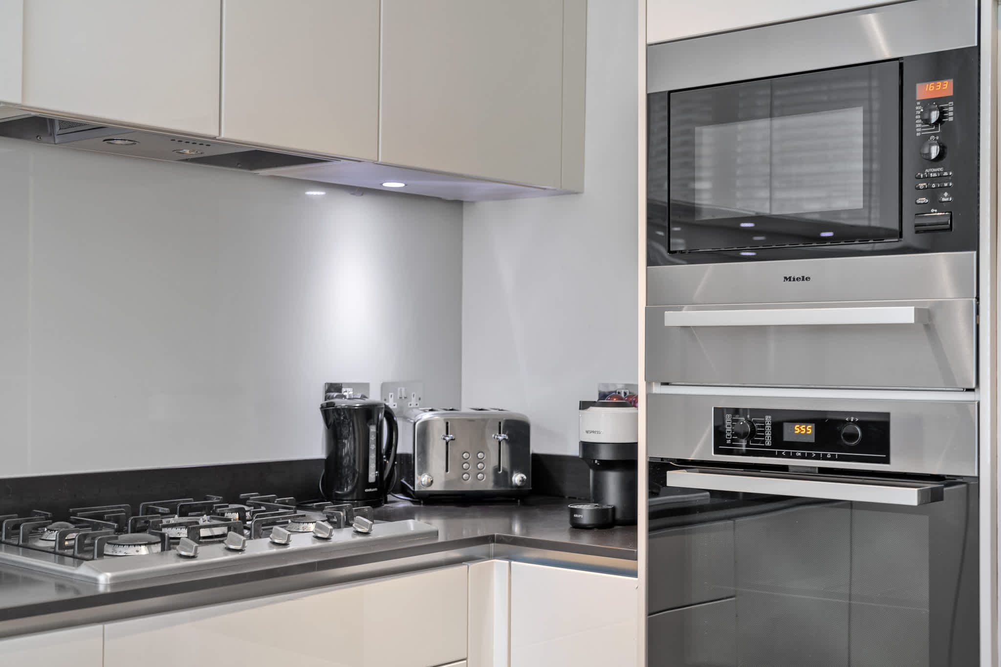 Luxury Four-Bedroom House in Mayfair in Shepherd Street W1J - Property image 10 - VivreStays